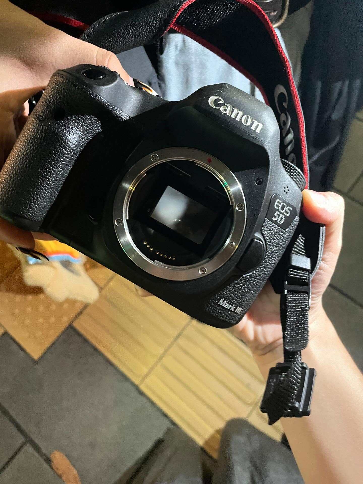 The woman said on the Threads social media platform she was waiting for the singer to leave the venue after his concert outside Gate Y of when the lens was stolen. Photo: Threads/p_u_p_p_y_416