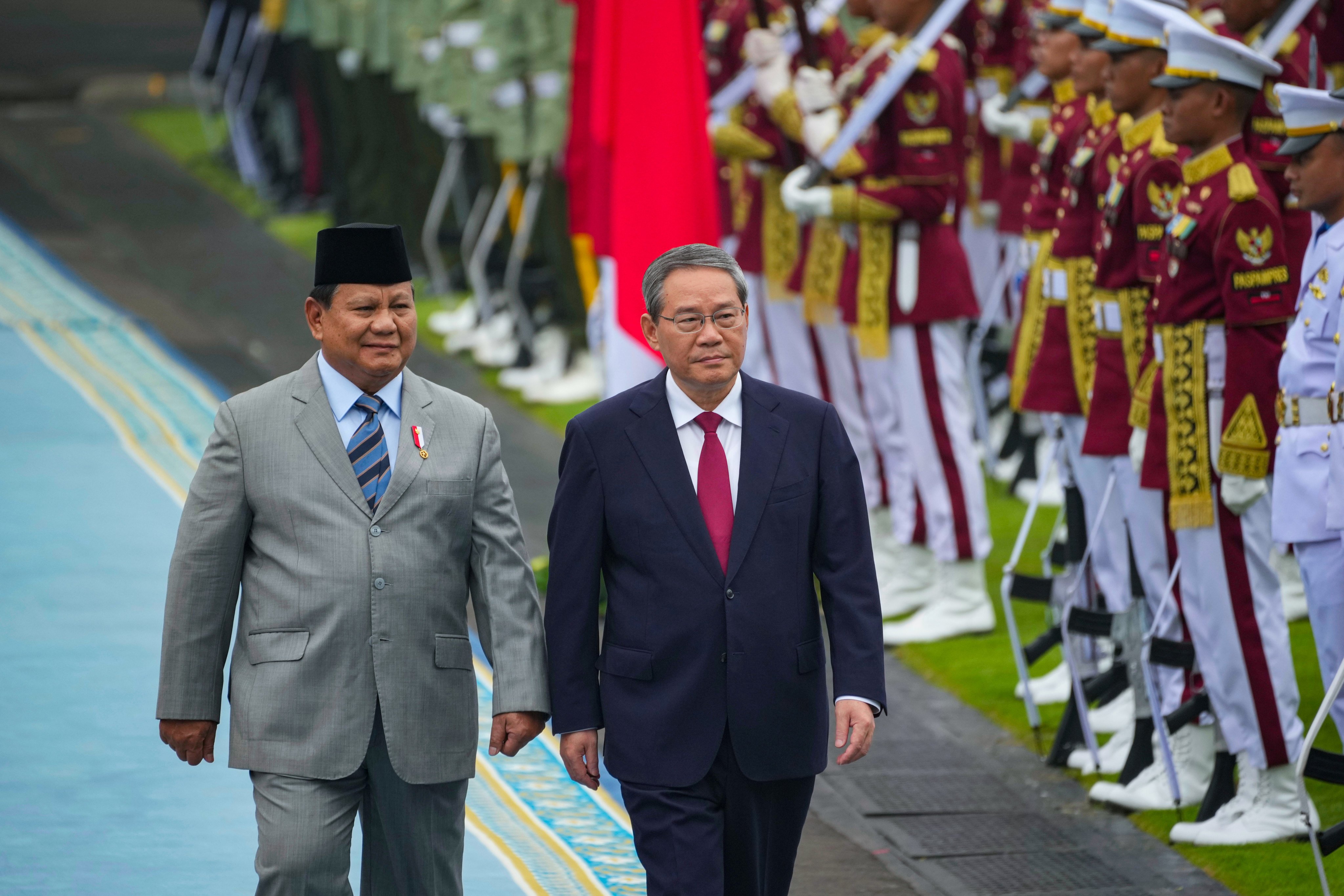Premier Li Qiang (right) inspects honour guards with Indonesian President Prabowo Subianto (left) during a welcome ceremony in Jakarta, Indonesia on Sunday. Photo: AP