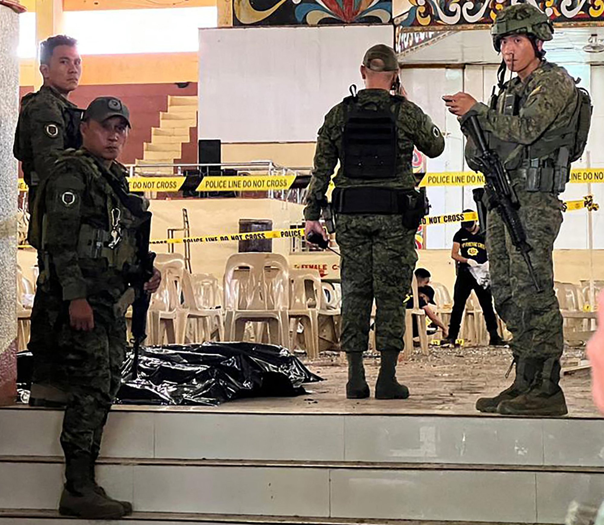 Military personnel stand guard at the entrance of a gymnasium after a bomb attack at the Mindanao State University in Marawi on December 3, 2023. Photo: AFP Military personnel stand guard at the entrance of a gymnasium after a bomb attack at the Mindanao State University in Marawi on December 3, 2023. Photo: AFP