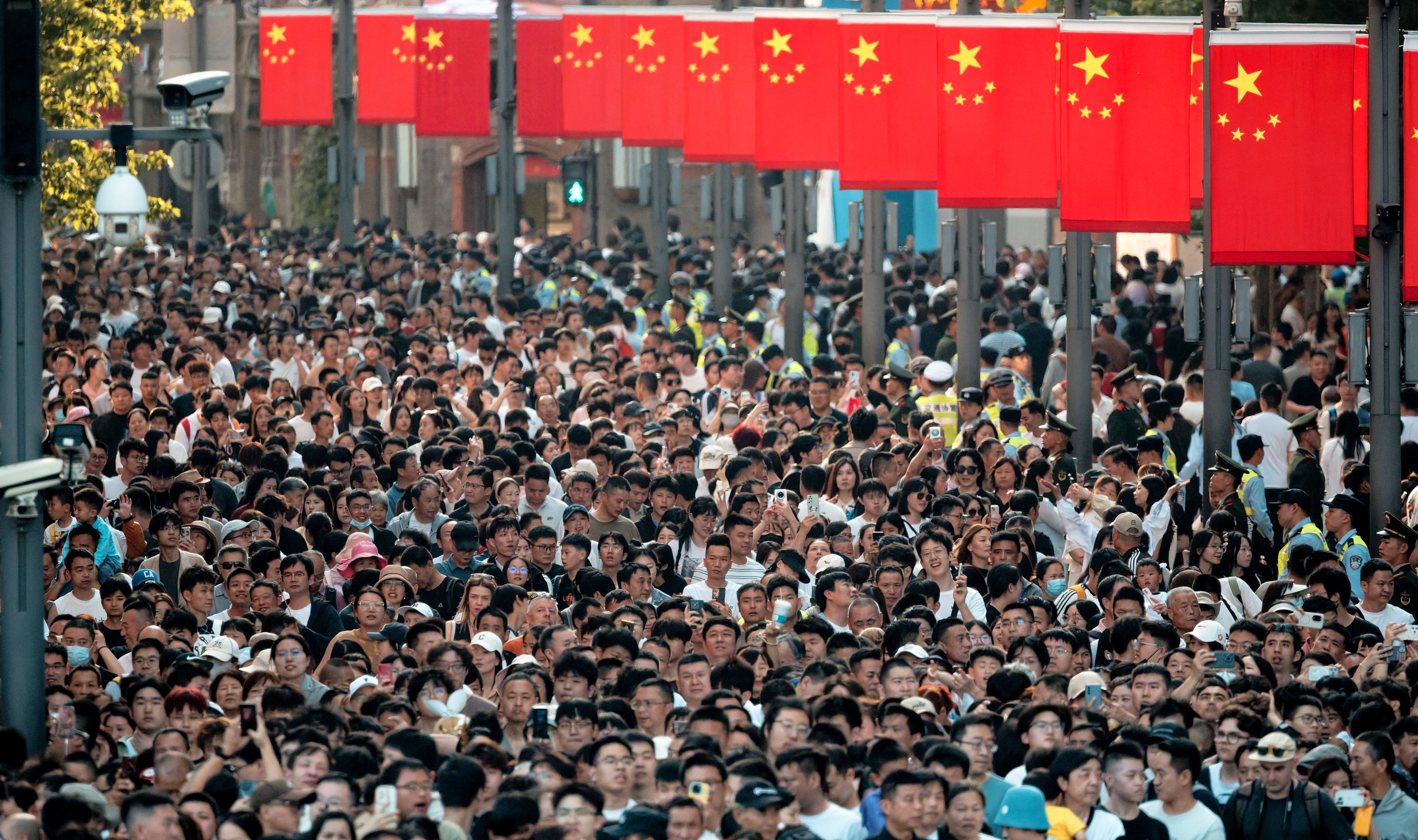 People walk to the Bund main tourist area in Shanghai, China on May 1, 2025. Photo: EPA-EFE