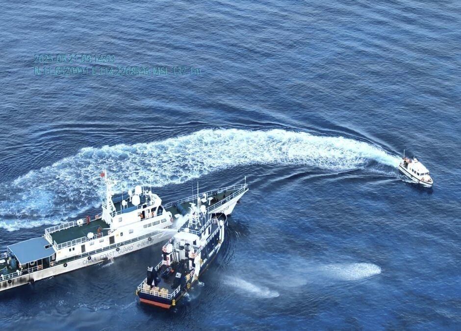 A Chinese Coast Guard ship (left) uses a water cannon and sideswipes a Philippine fisheries vessel on a research mission near Sandy Cay in the disputed South China Sea on Wednesday. Photo: Philippine Coast Guard/AP