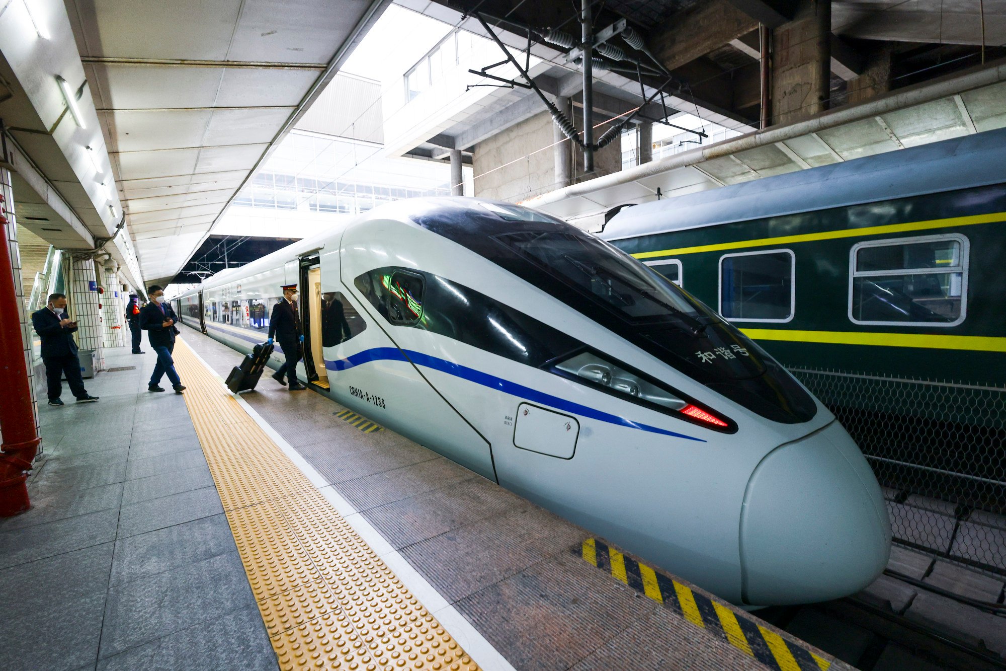 Chinese travellers are increasingly choosing high-speed trains over planes when commuting between Beijing and Shanghai, as travel times on high-speed rail continue to fall. Photo: Dickson Lee Chinese travellers are increasingly choosing high-speed trains over planes when commuting between Beijing and Shanghai, as travel times on high-speed rail continue to fall. Photo: Dickson Lee