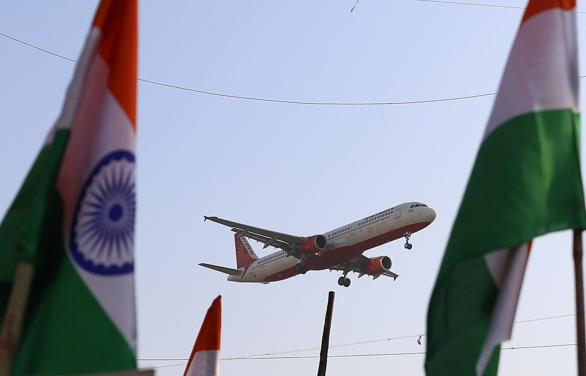 An Air India aircraft prepares to land at Chhatrapati Shivaji Maharaj International Airport in Mumbai. Photo: E-a-EFE An Air India aircraft prepares to land at Chhatrapati Shivaji Maharaj International Airport in Mumbai. Photo: E-a-EFE
