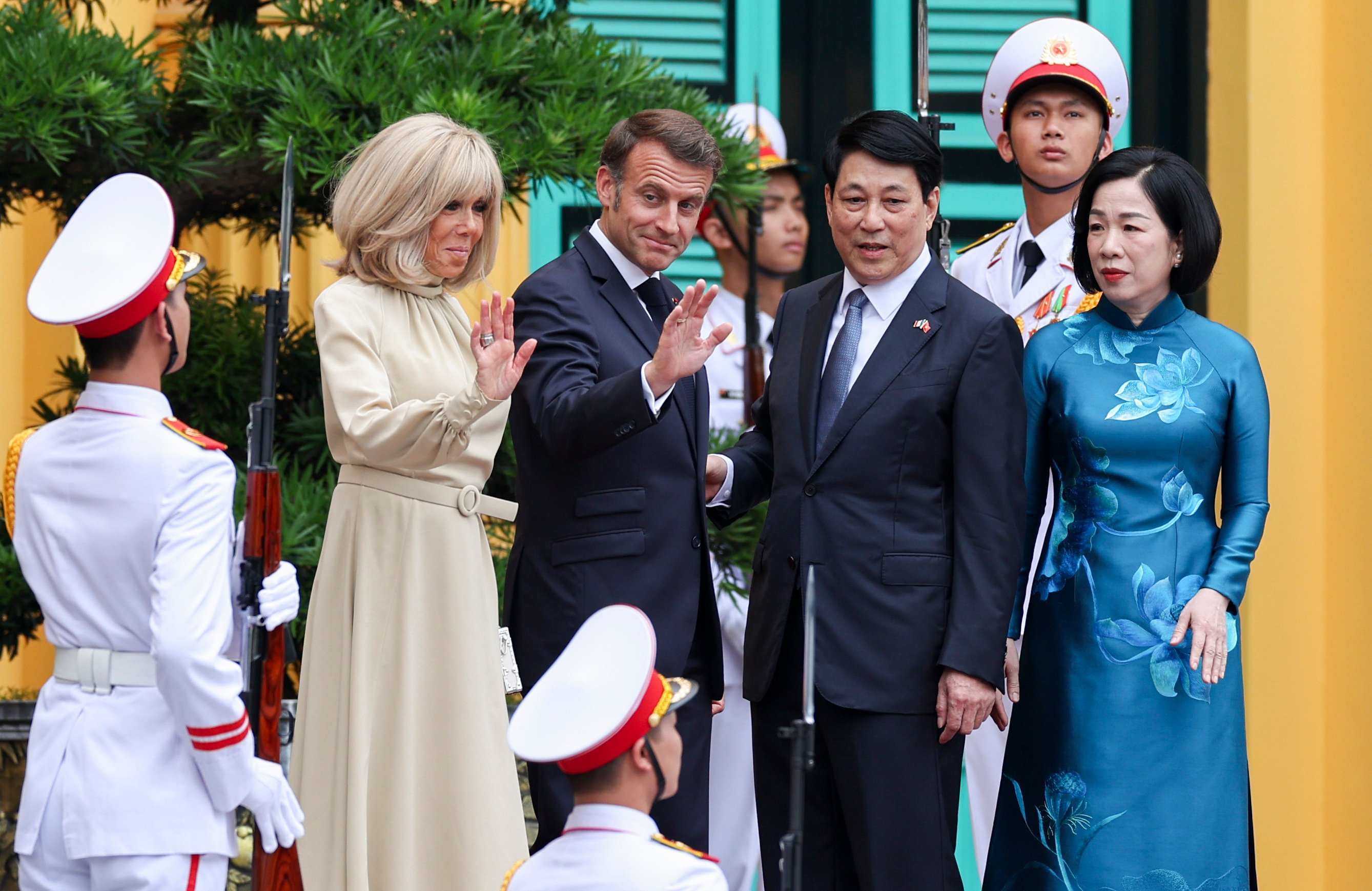 Vietnam’s President Luong Cuong and his wife Nguyen Thi Minh Nguyet welcome French President Emmanuel Macron and his wife Brigitte Macron at the Presidential Palace in Hanoi on Monday. Photo: AP