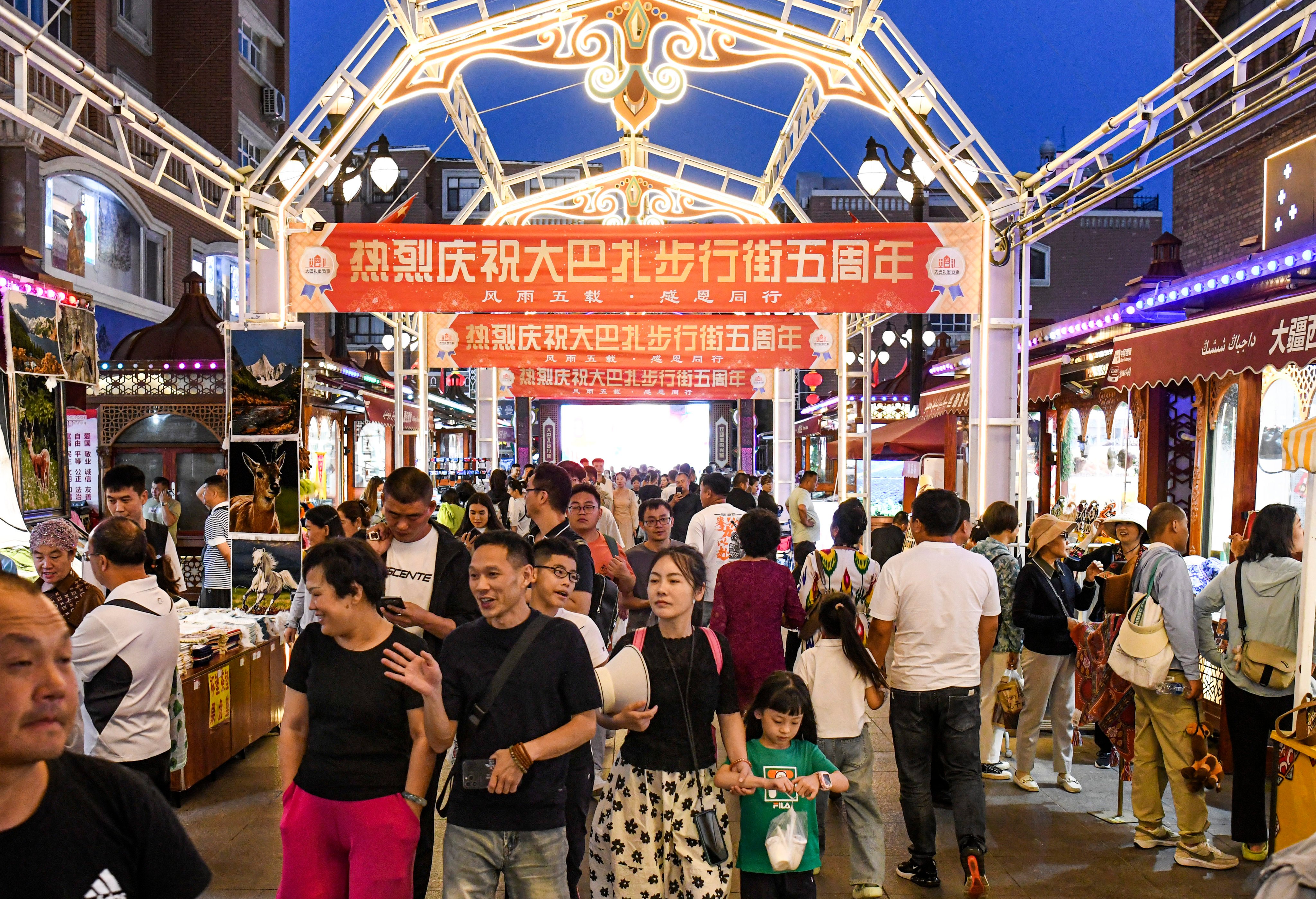 Tourists shop in the Grand International Bazaar in the capital of the Xinjiang Uygur autonomous region. The region in western China plans to open up to more foreign tourism to diversify its economy. Photo: Xinhua