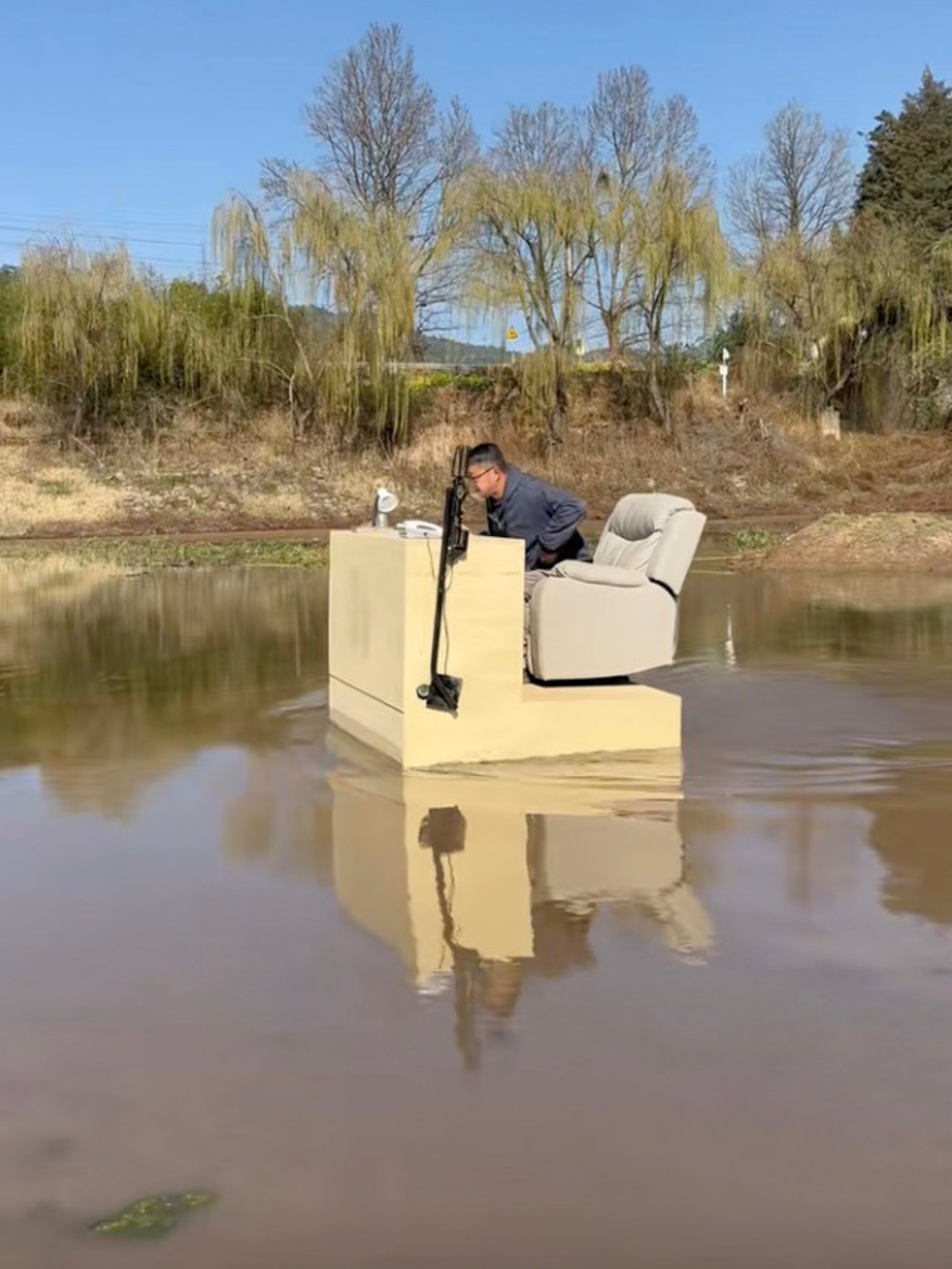 This versatile vehicle, designed for professionals on the go, can float on water and features a built-in barbecue grill, along with a device for catching fish. Photo: Douyin