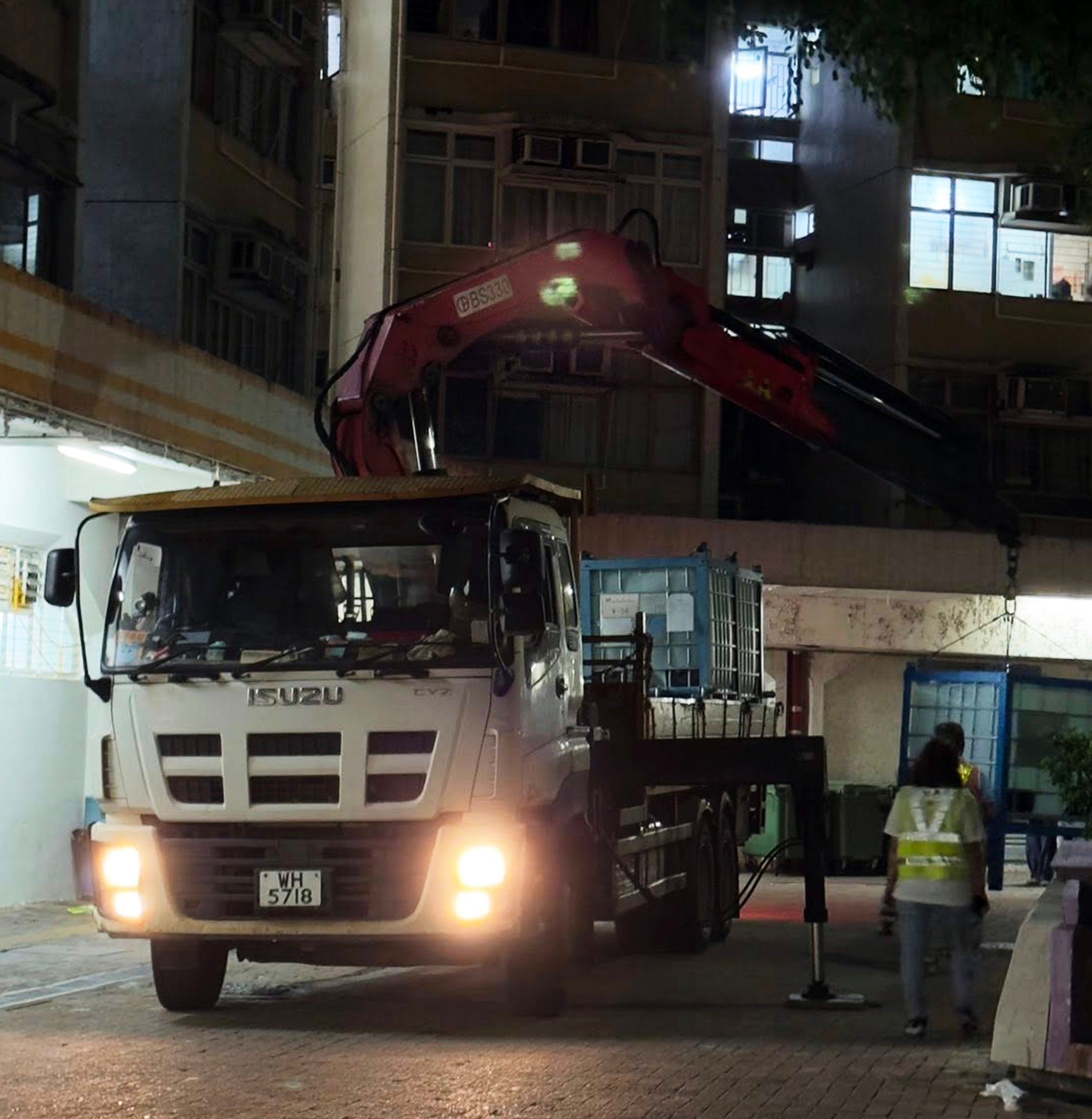 A water tank is delivered to Tin King Estate in Tuen Mun. Photo: Handout