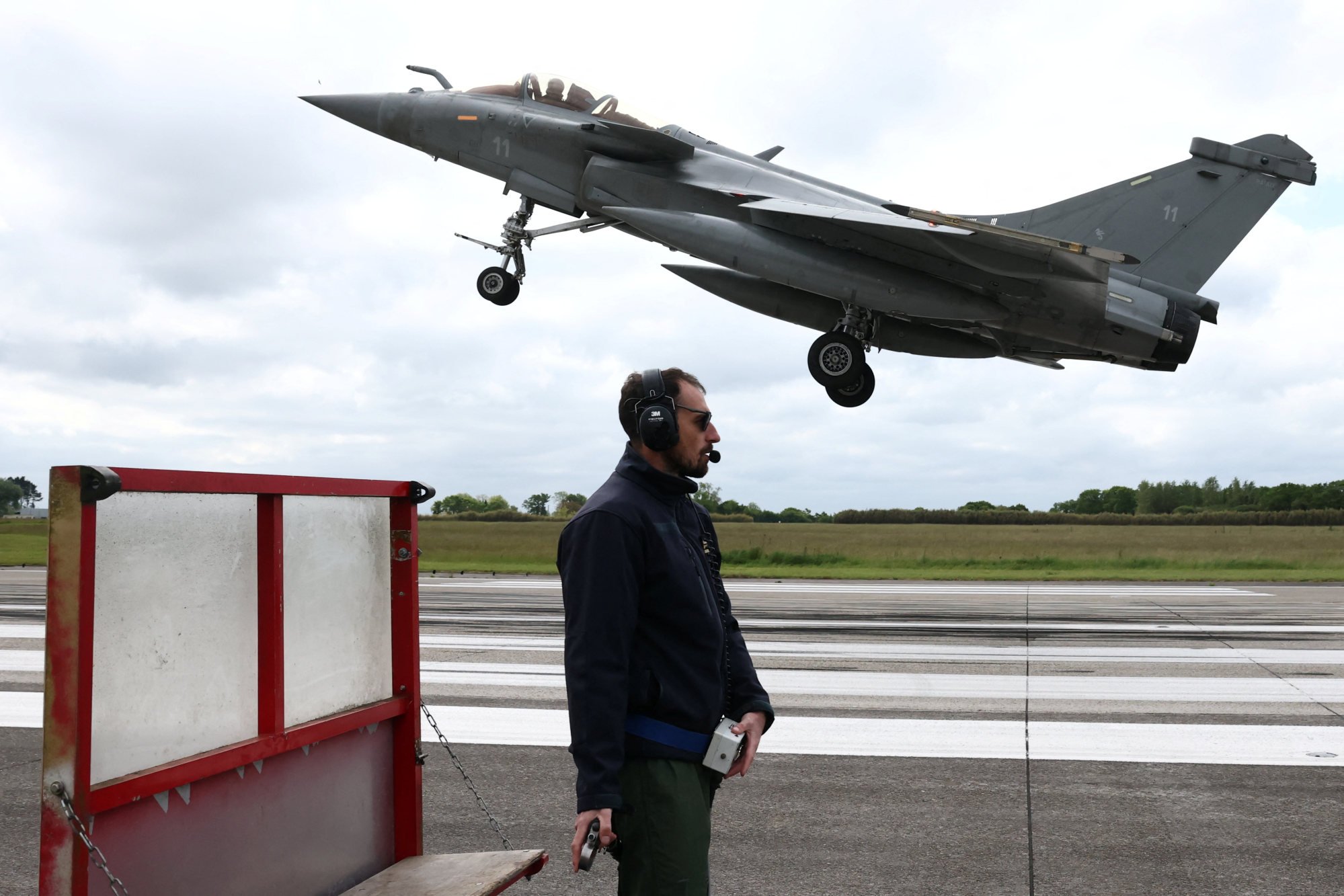A Rafale M fighter aircraft, manufactured by Dassault Aviation, takes part in a practice session for a simulated landing on an aircraft carrier at the Landivisiau naval airbase in Saint-Servais, Brittany, France, on May 7. Photo: Reuters A Rafale M fighter aircraft, manufactured by Dassault Aviation, takes part in a practice session for a simulated landing on an aircraft carrier at the Landivisiau naval airbase in Saint-Servais, Brittany, France, on May 7. Photo: Reuters