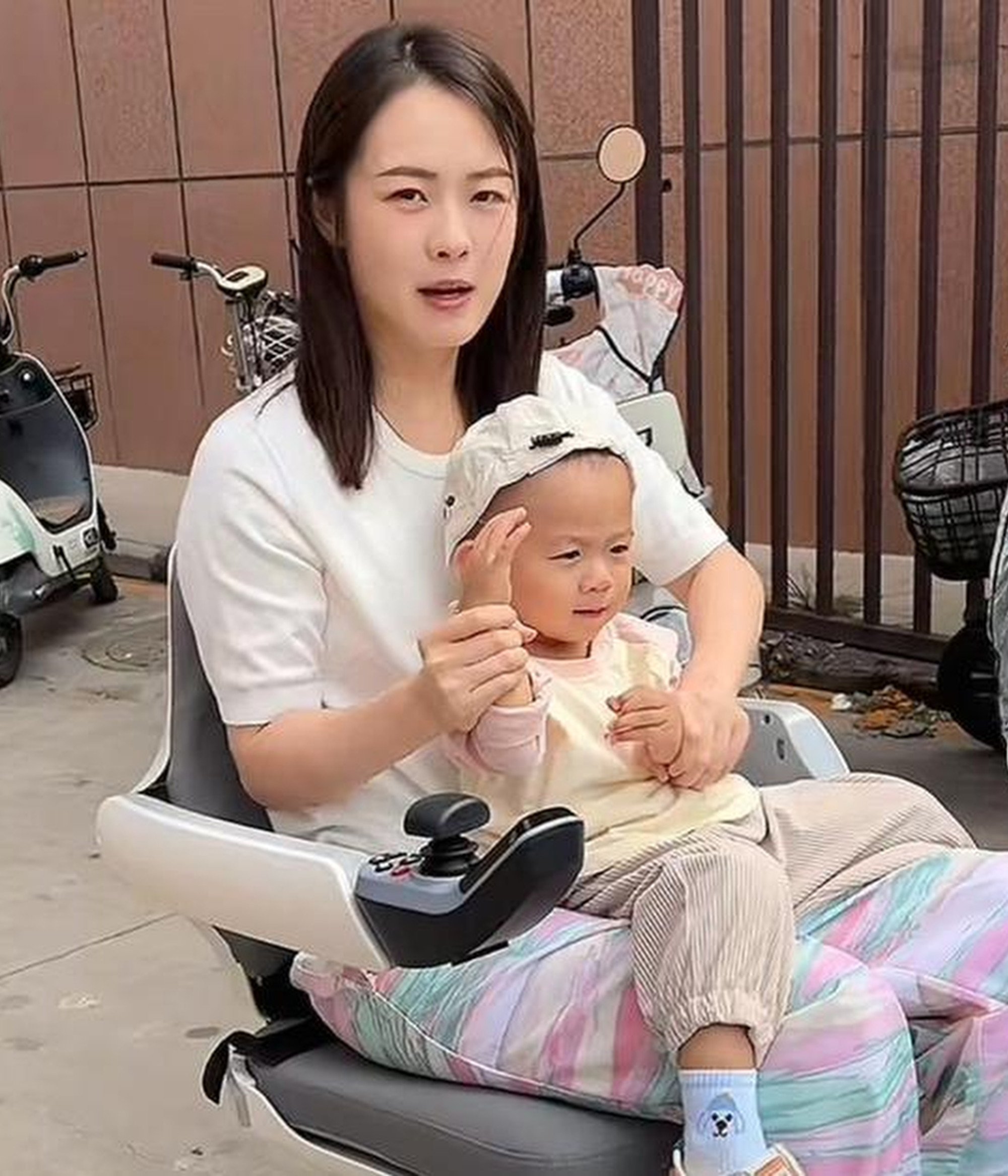 Li and her baby who has been denied the love of a father after Ding disappeared. Photo: 163.com