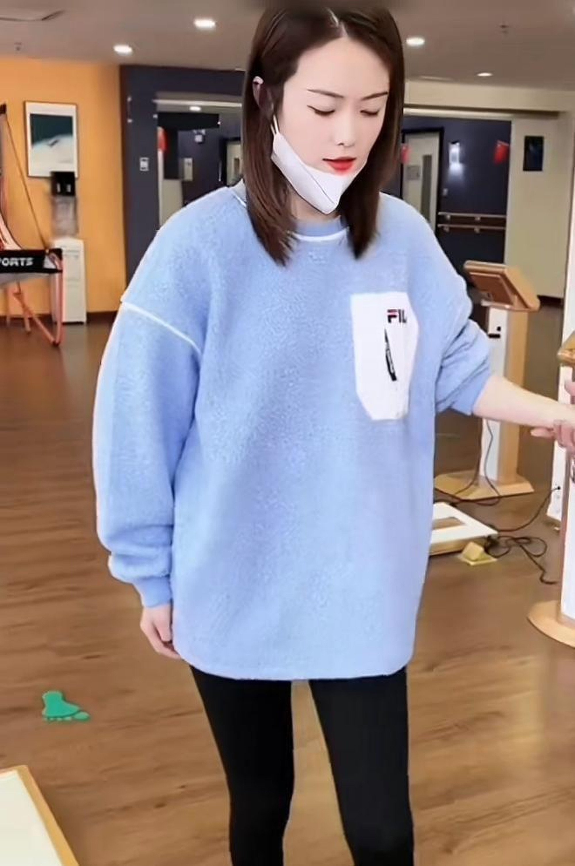 Li can stand up but cannot walk and is still required to use a wheelchair to move around. Photo: 163.com