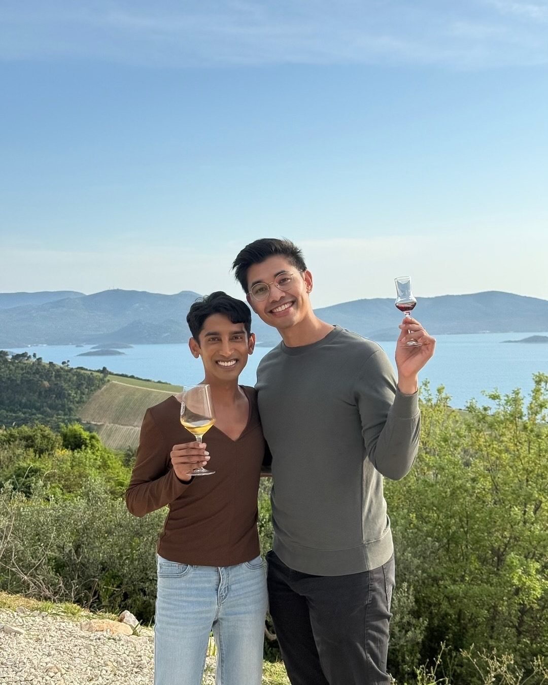 Are you a Darshen (left) or a Dr Samuel? By that, we mean do you plan every detail like Singaporean internet personality Dr Samuel, or are you just along for the ride like Darshen? Photo: Instagram/ drsamuelgp, darshen