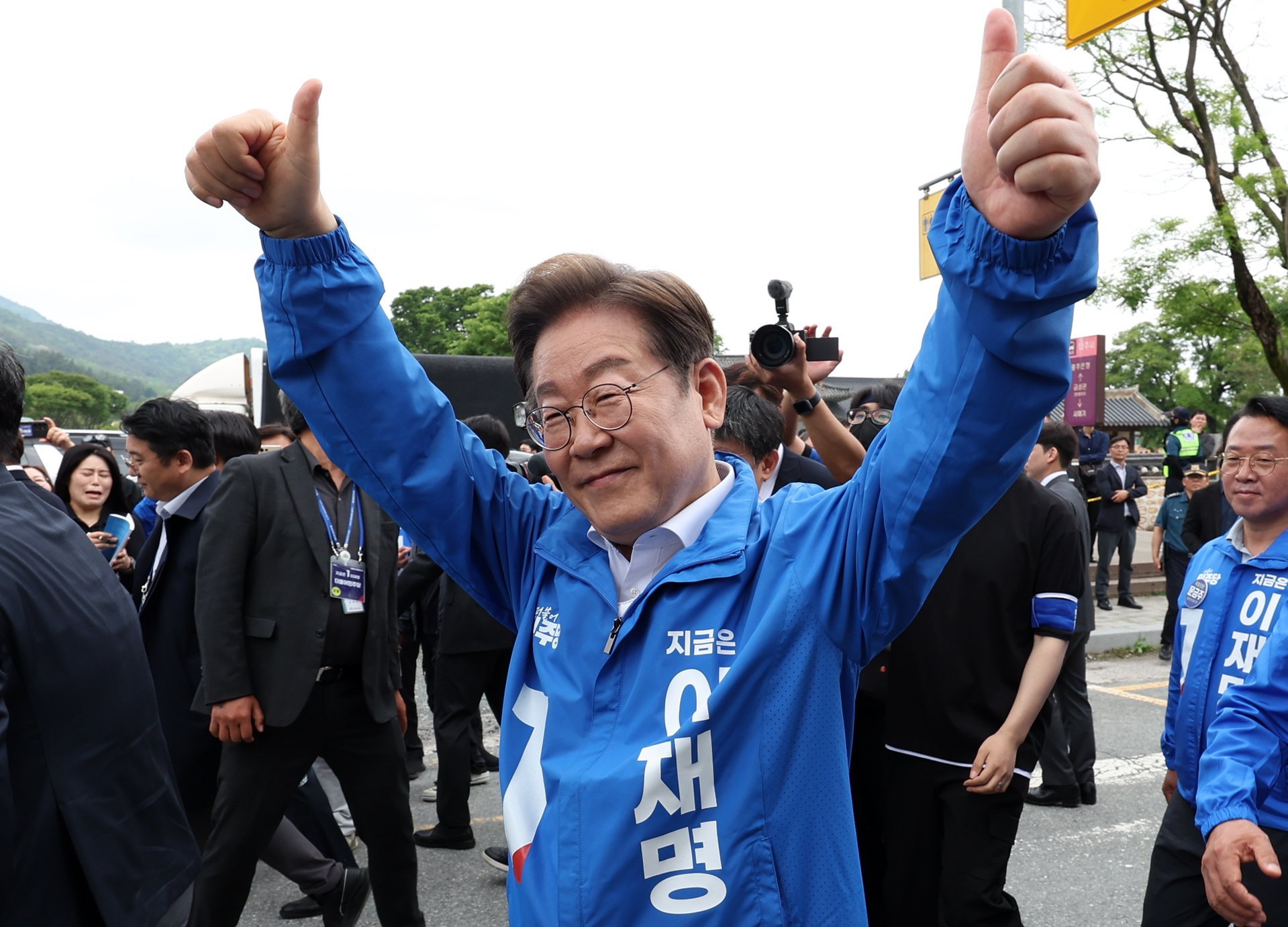 Democratic Party presidential candidate Lee Jae-myung greets voters in the southwestern city of Naju in South Korea on May 17. Photo: EPA-EFE