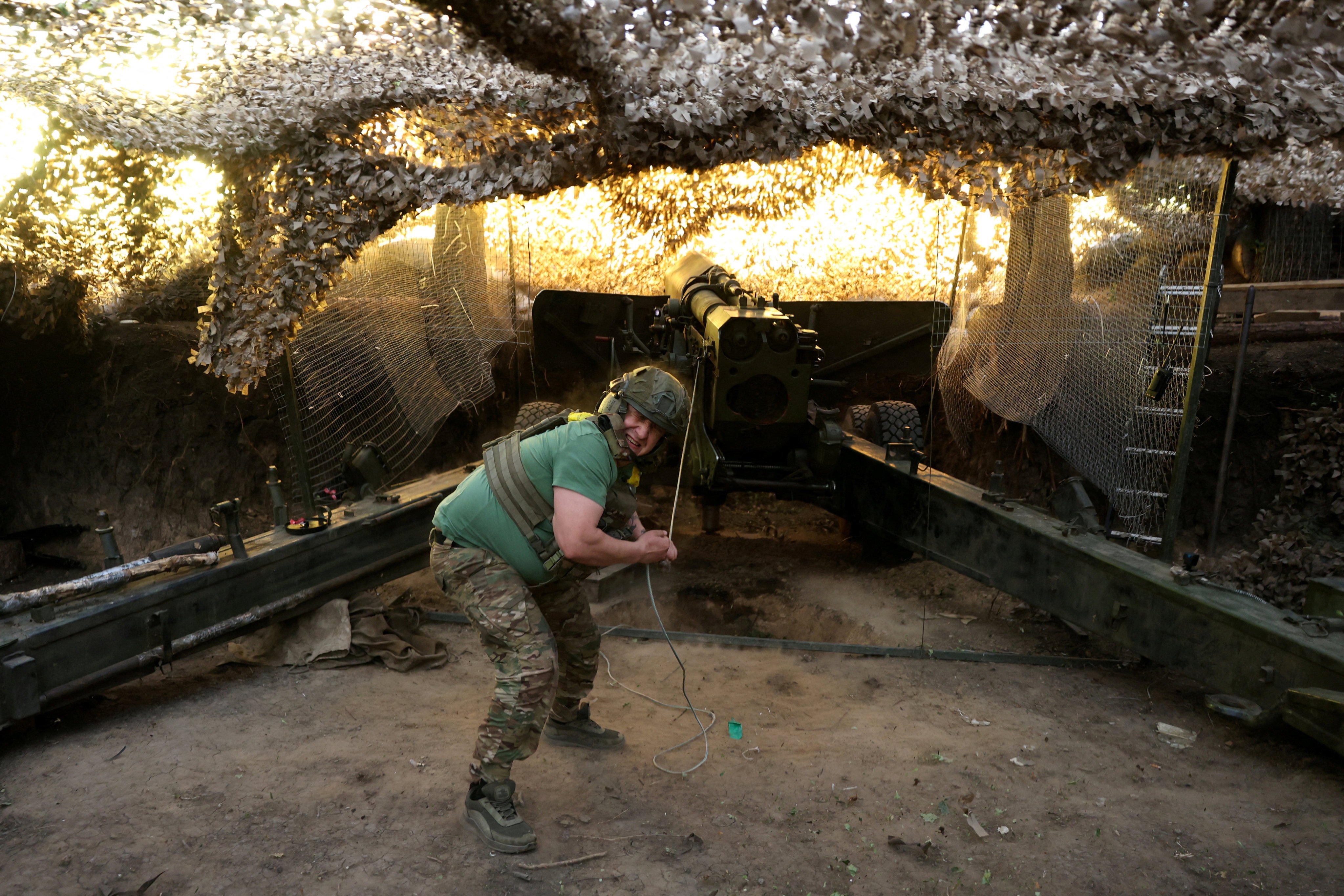 Ukrainians fire a howitzer towards Russian troops in the Kharkiv region, Ukraine. Photo: Reuters