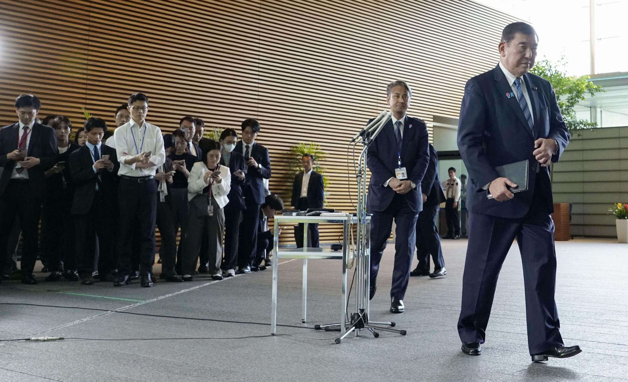 Ishiba leaves after meeting with the press following telephone talks with Trump at the premier’s office in Tokyo on May 23. Photo: Kyodo Ishiba leaves after meeting with the press following telephone talks with Trump at the premier’s office in Tokyo on May 23. Photo: Kyodo