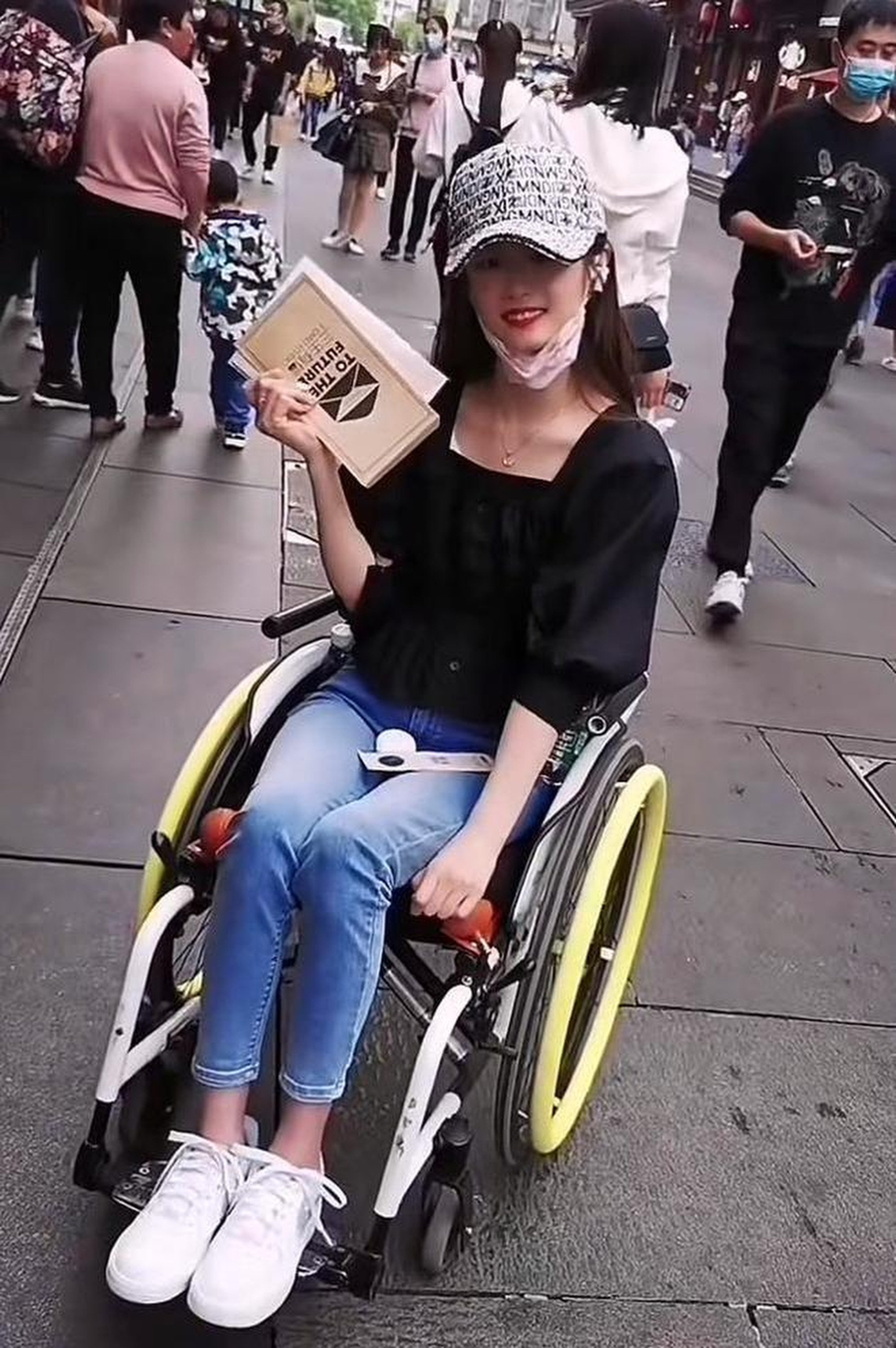 Ever since the accident, and despite extensive rehabilitation, Li needs to use a wheelchair. Photo: 163.com