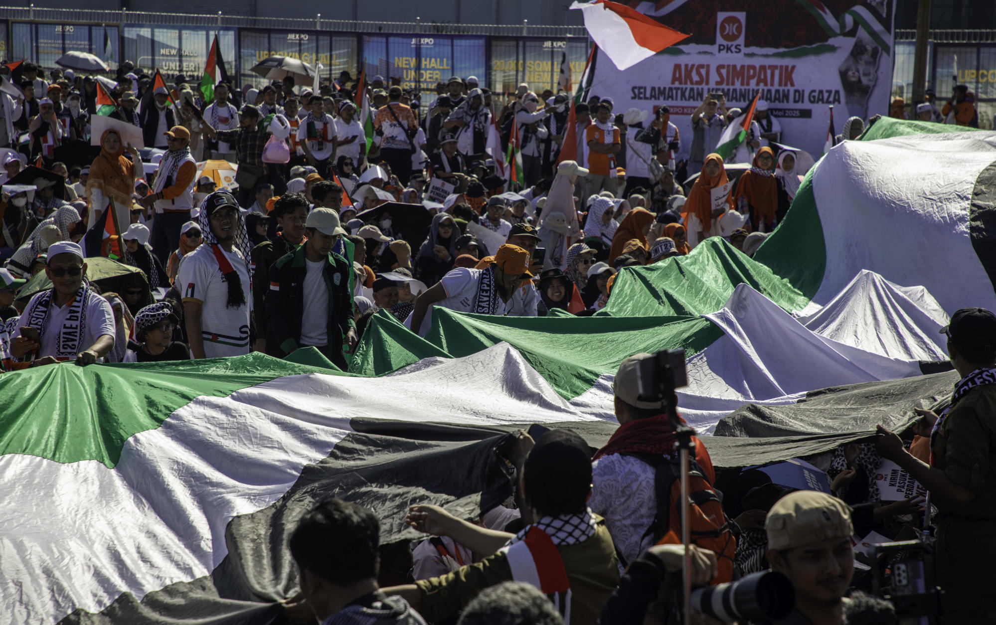 Indonesian Prosperous Justice Party supporters hold a huge Palestinian flag as they take part in a demonstration against Israel and its war on Gaza. Photo: dpa