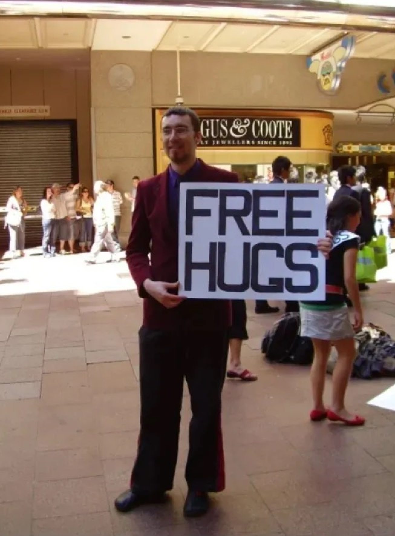 One “man mum” said charging a fee for hugs helps maintain an “emotional distance”. Photo: QQ.com