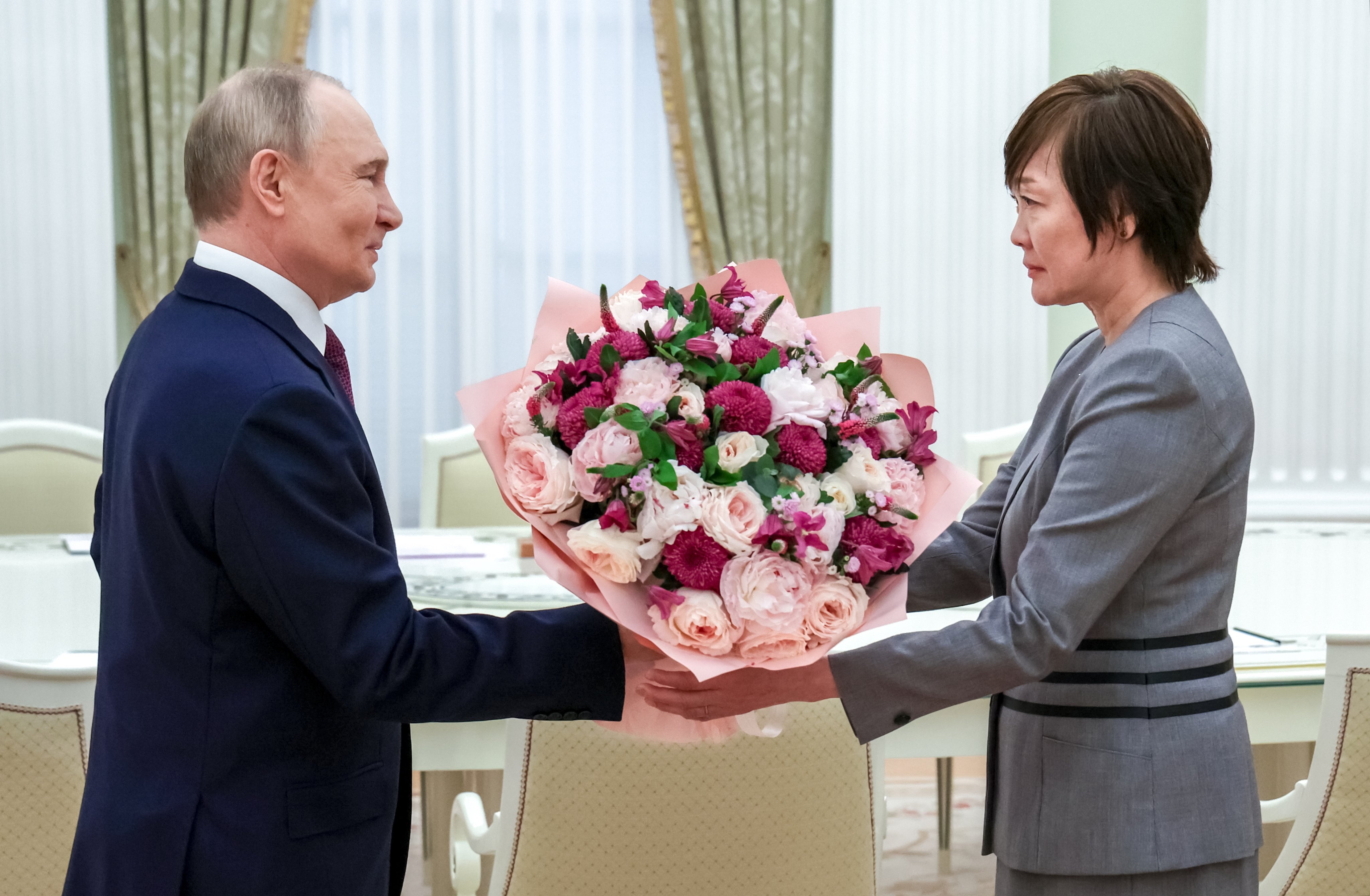 Russian President Vladimir Putin (left) welcomes Akie Abe at the Kremlin in Moscow on May 29. Photo: EPA-EFE/Sputnik