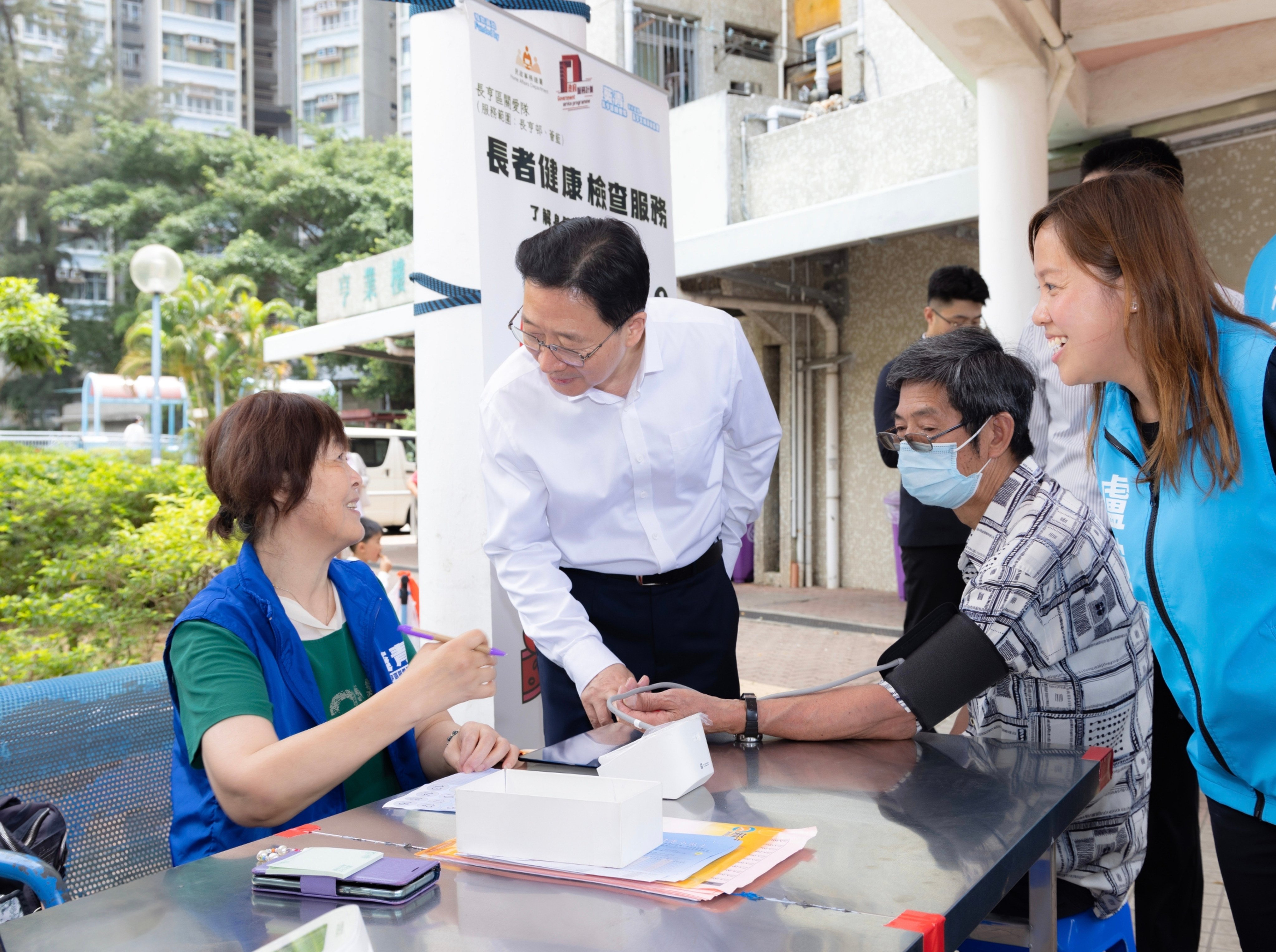 Liaison office director Zhou Ji (centre) visits a community centre in Tsing Yi. Photo: Handout