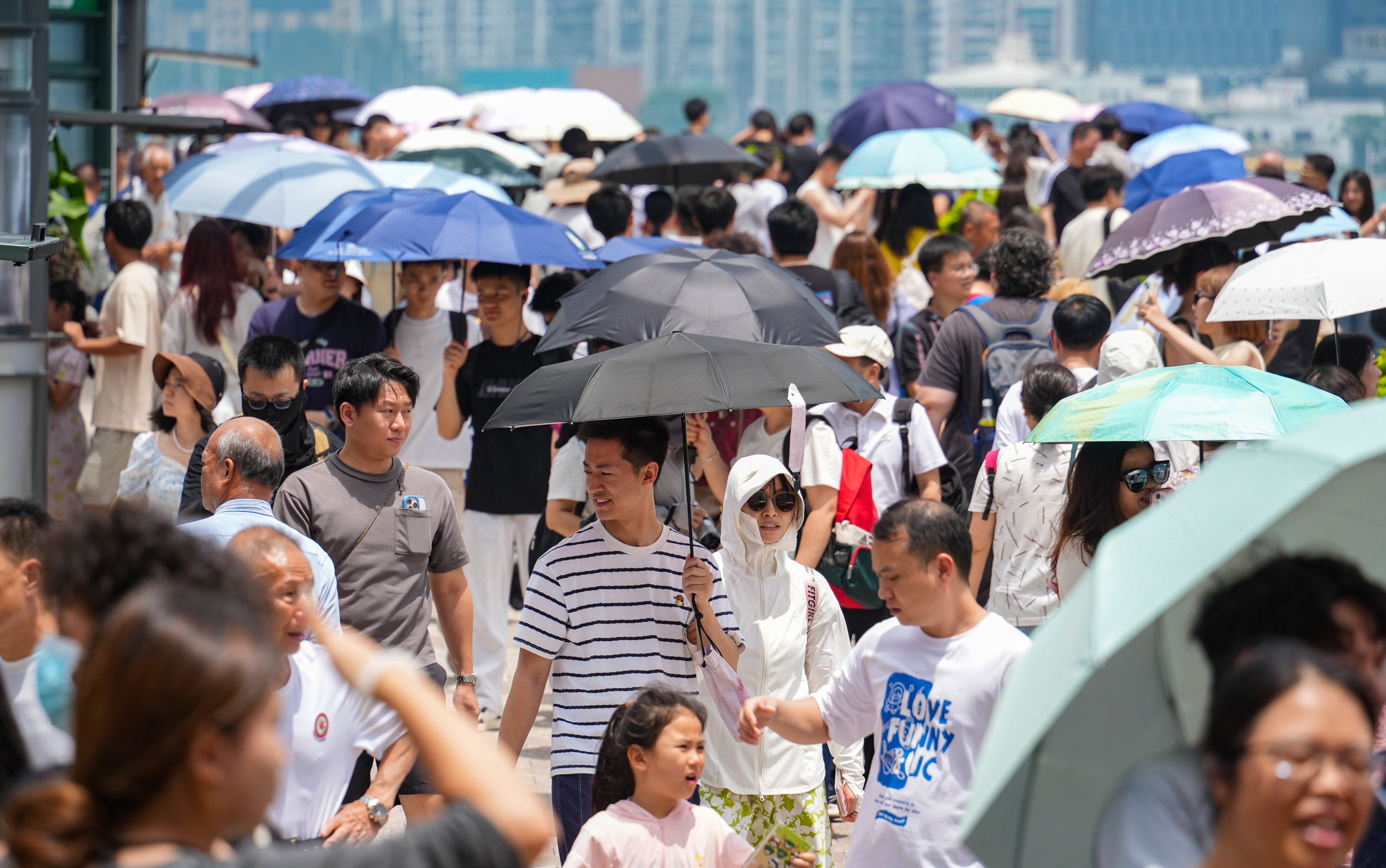 Data published by the Immigration Department shows that 139,585 visitors from the mainland arrived in the city on Saturday. Photo: Eugene Lee