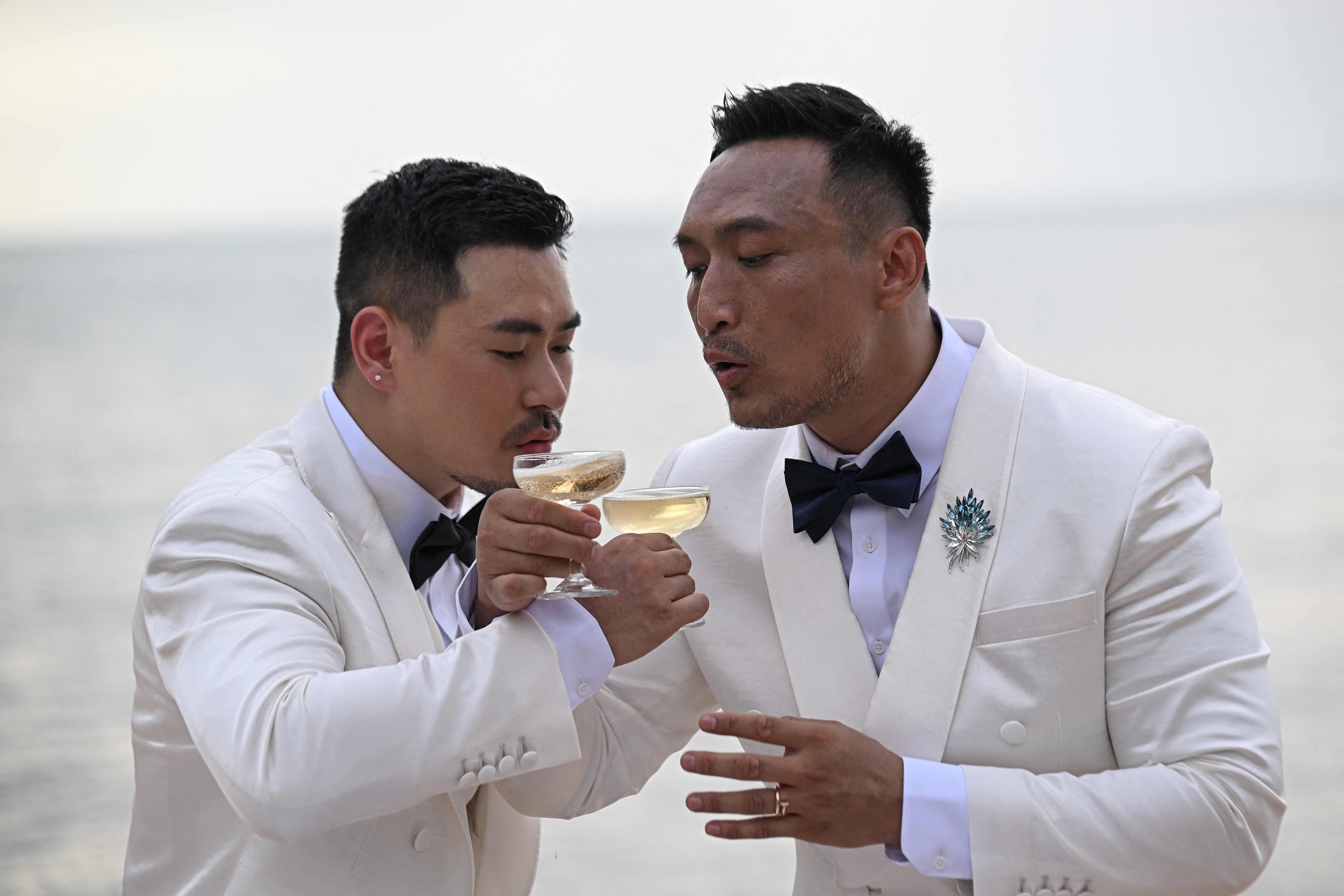 Chinese nationals Song Jihan (left) and Wang Zengyi (right) drink champagne during their wedding ceremony near Pattaya in Chonburi province on May 31. Photo: AFP