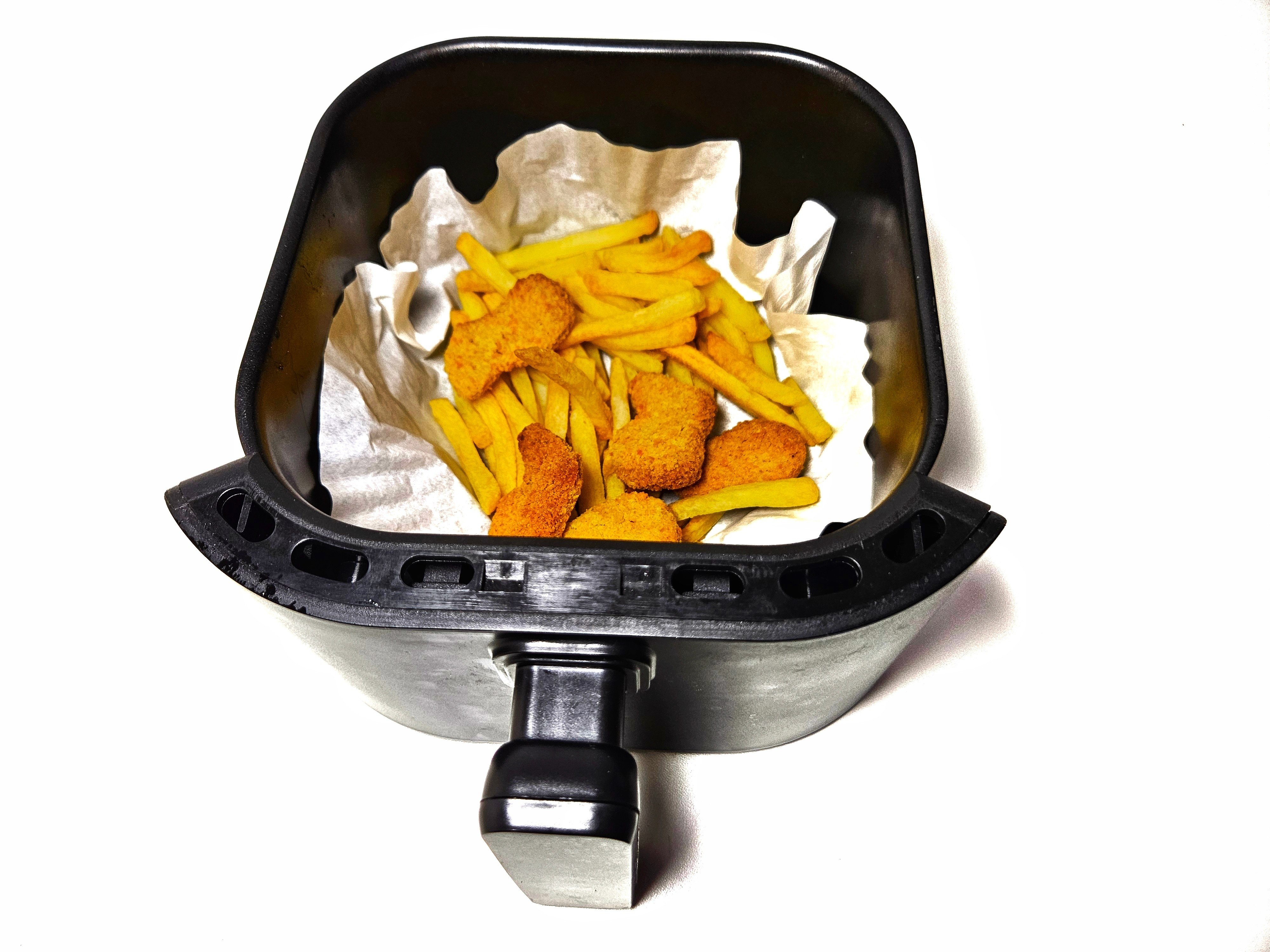 Discover the science behind air frying and sous vide, where chemical reactions enhance flavours, textures and aromas for delicious meals. Photo: Shutterstock