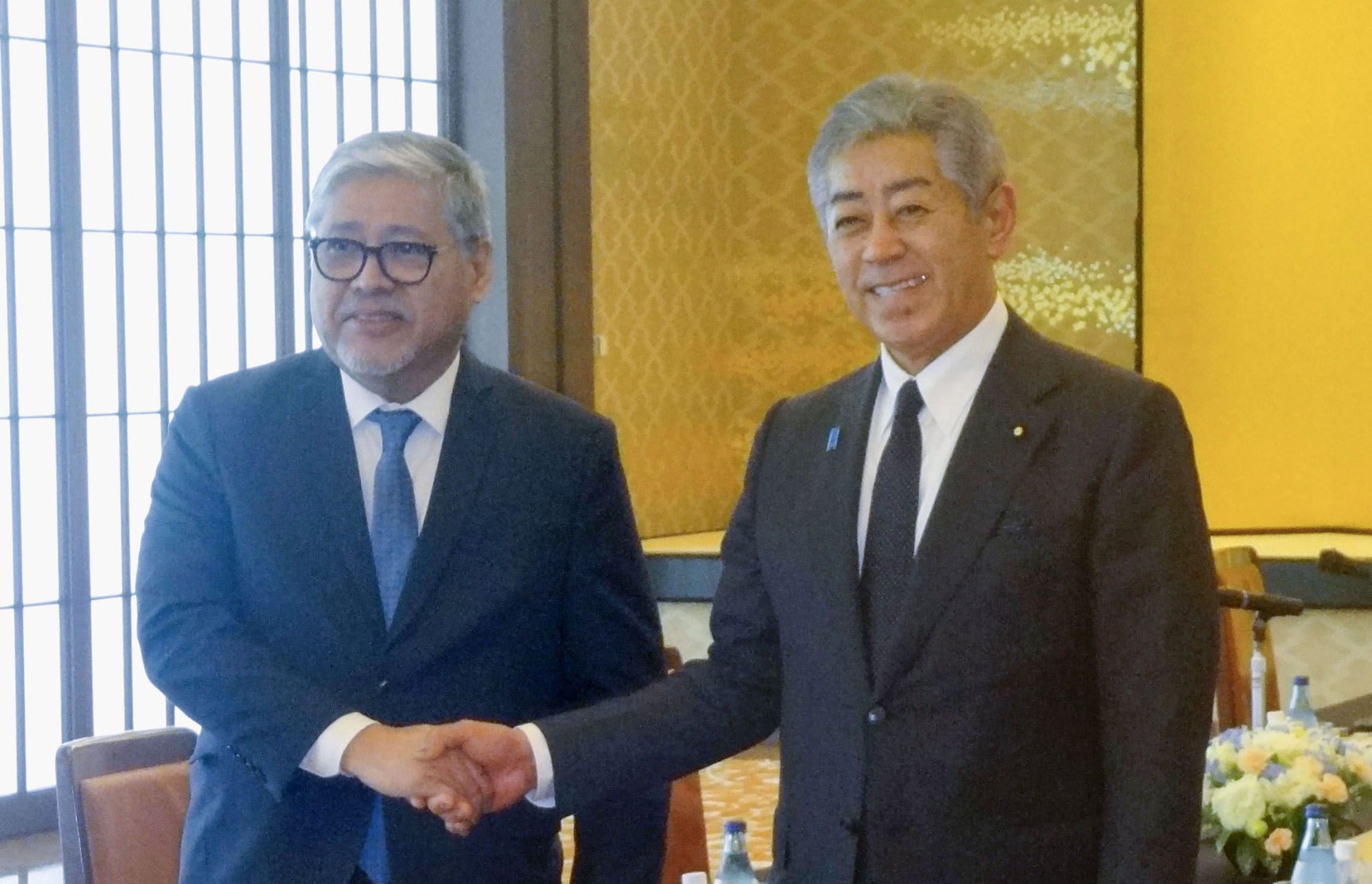 Japanese Foreign Minister Takeshi Iwaya (right) with his Philippine counterpart Enrique Manalo to discuss bilateral security and other ties in Tokyo on May 28. Photo: Kyodo