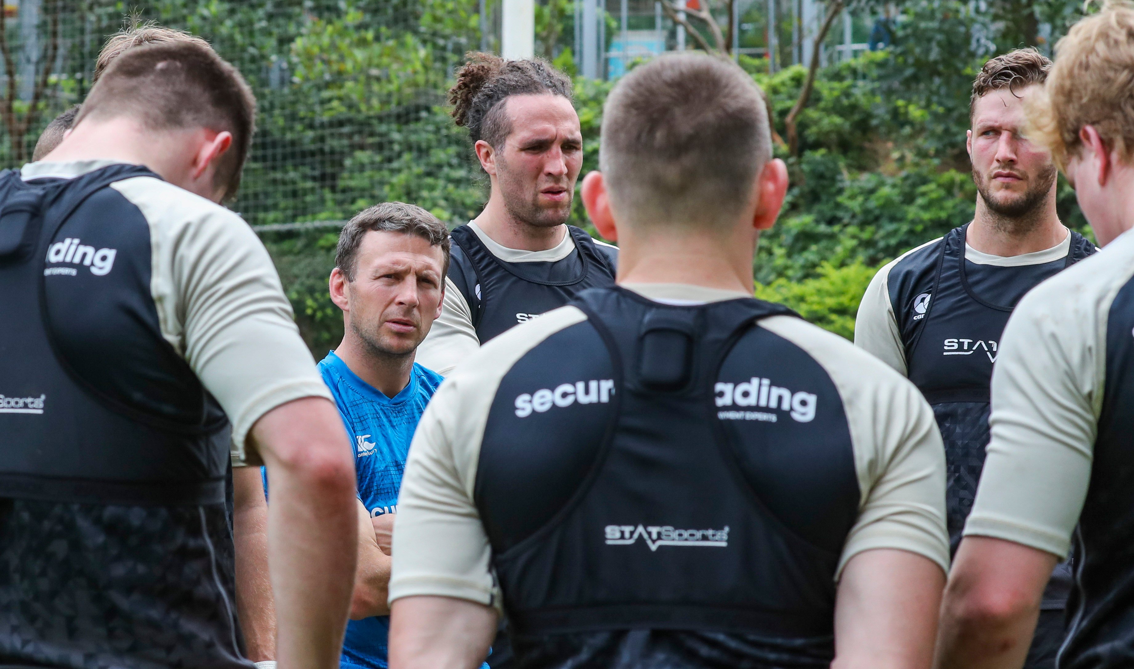 Simon Amor (centre) talks to the England team ahead of the 2019 Hong Kong Sevens. Photo: K. Y. Cheng