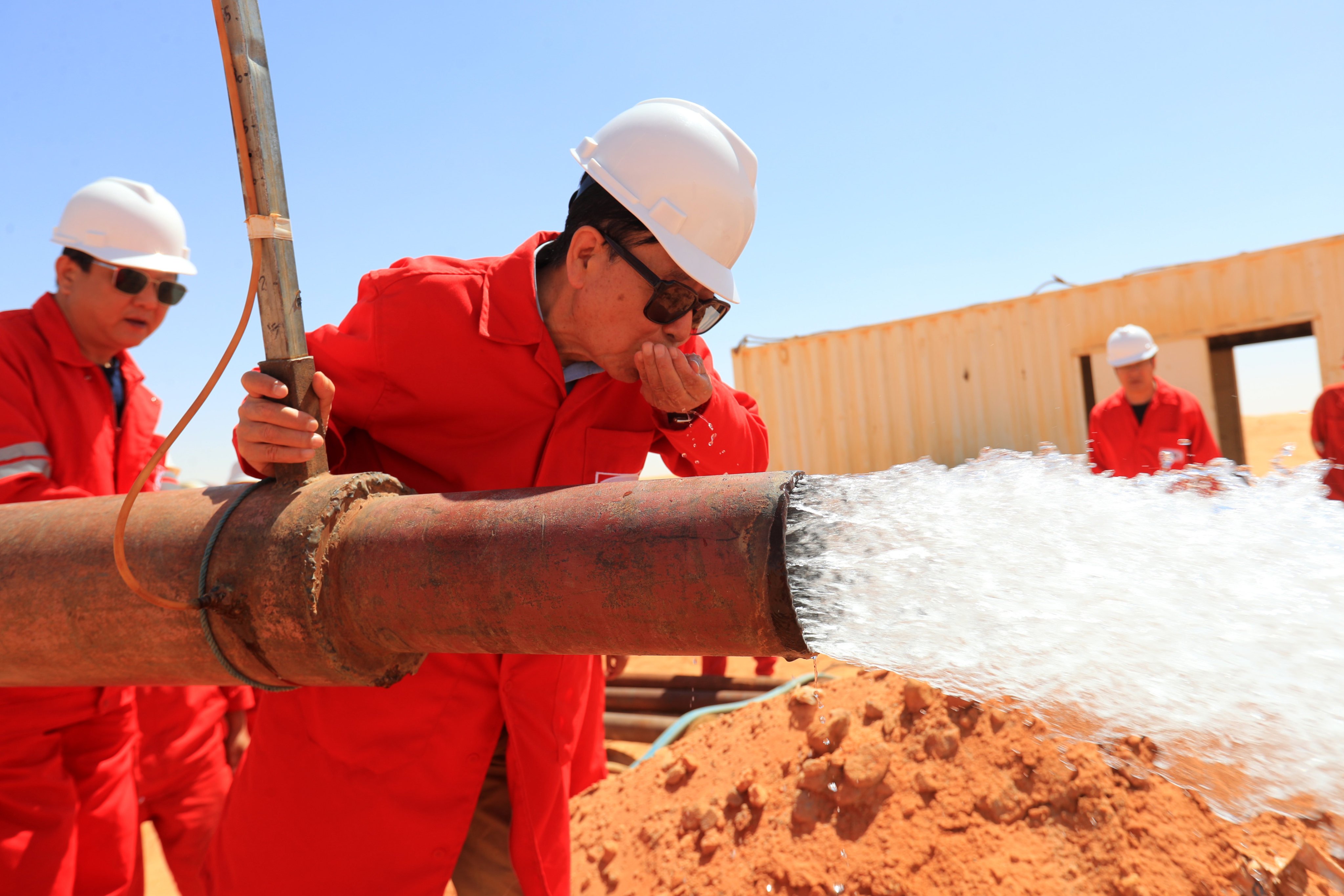 Li Chundi, chairman of Zhongman Petroleum, tastes groundwater from a water well drilled in Egypt in the desert of New Valley Governorate, on May 3, 2025. Photo: Xinhua