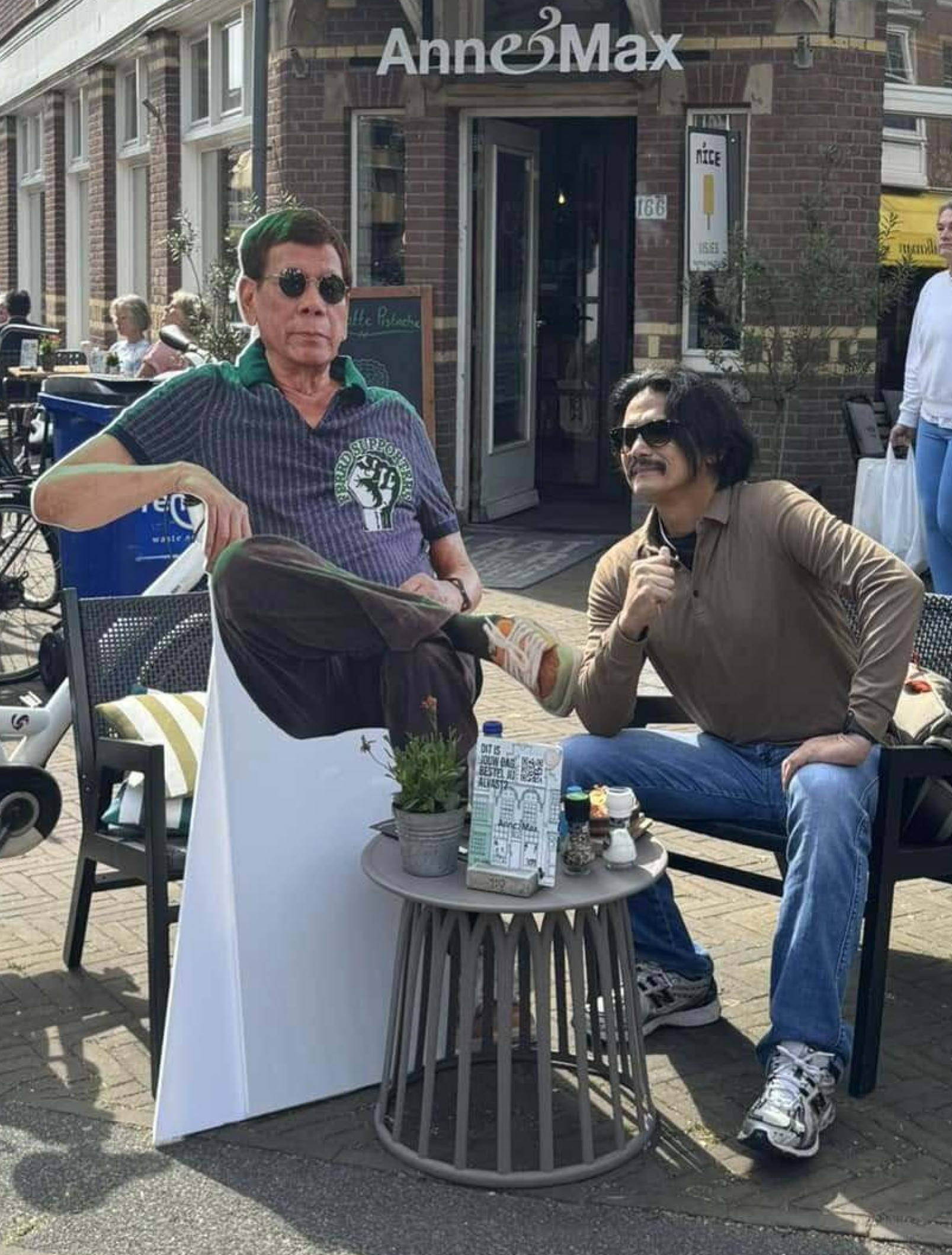 Senator Robin Padilla having a “breakfast meeting” with Rodrigo Duterte’s standee in The Hague. Photo: Facebook/Robin Padilla Senator Robin Padilla having a “breakfast meeting” with Rodrigo Duterte’s standee in The Hague. Photo: Facebook/Robin Padilla