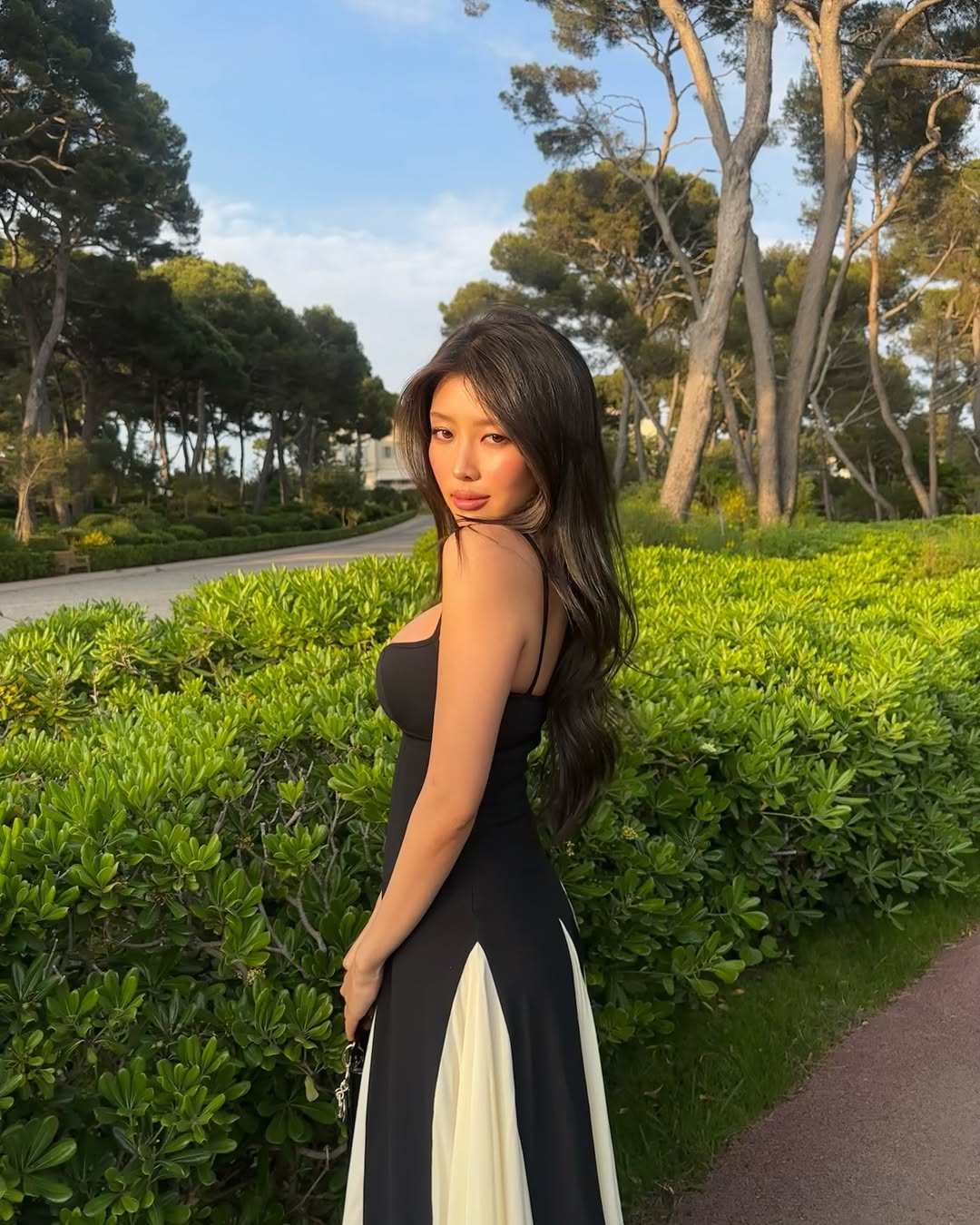 Meet #RichTok influencer Skyelar Chase, the Columbia University student who lives in a luxury hotel, flies on private jets, and stunned at Coachella in a full Chloé look. Photo: @skyelarchase/Instagram