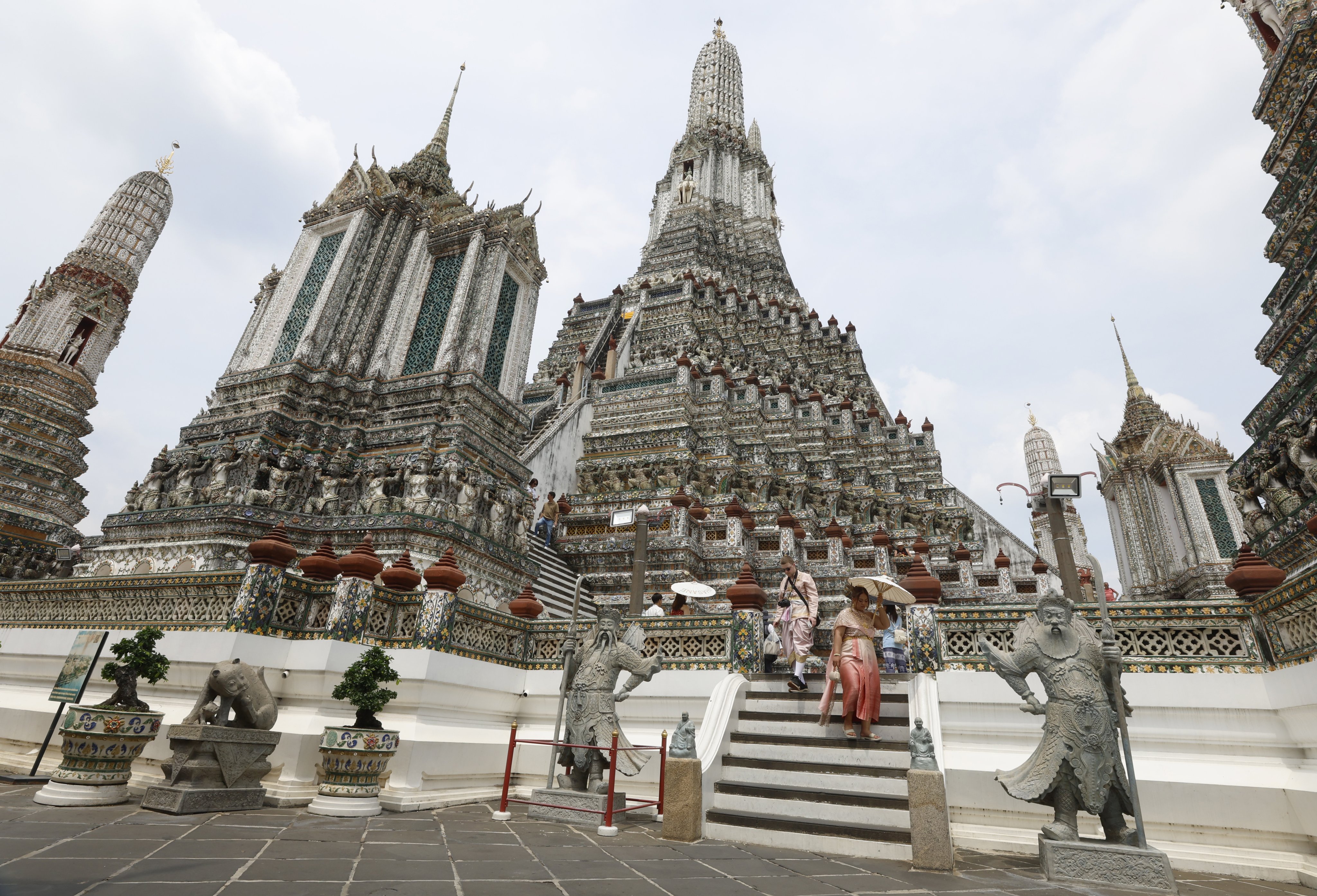 Tourists visit a temple in Bangkok, Thailand, on May 22. Photo: EPA-EFE