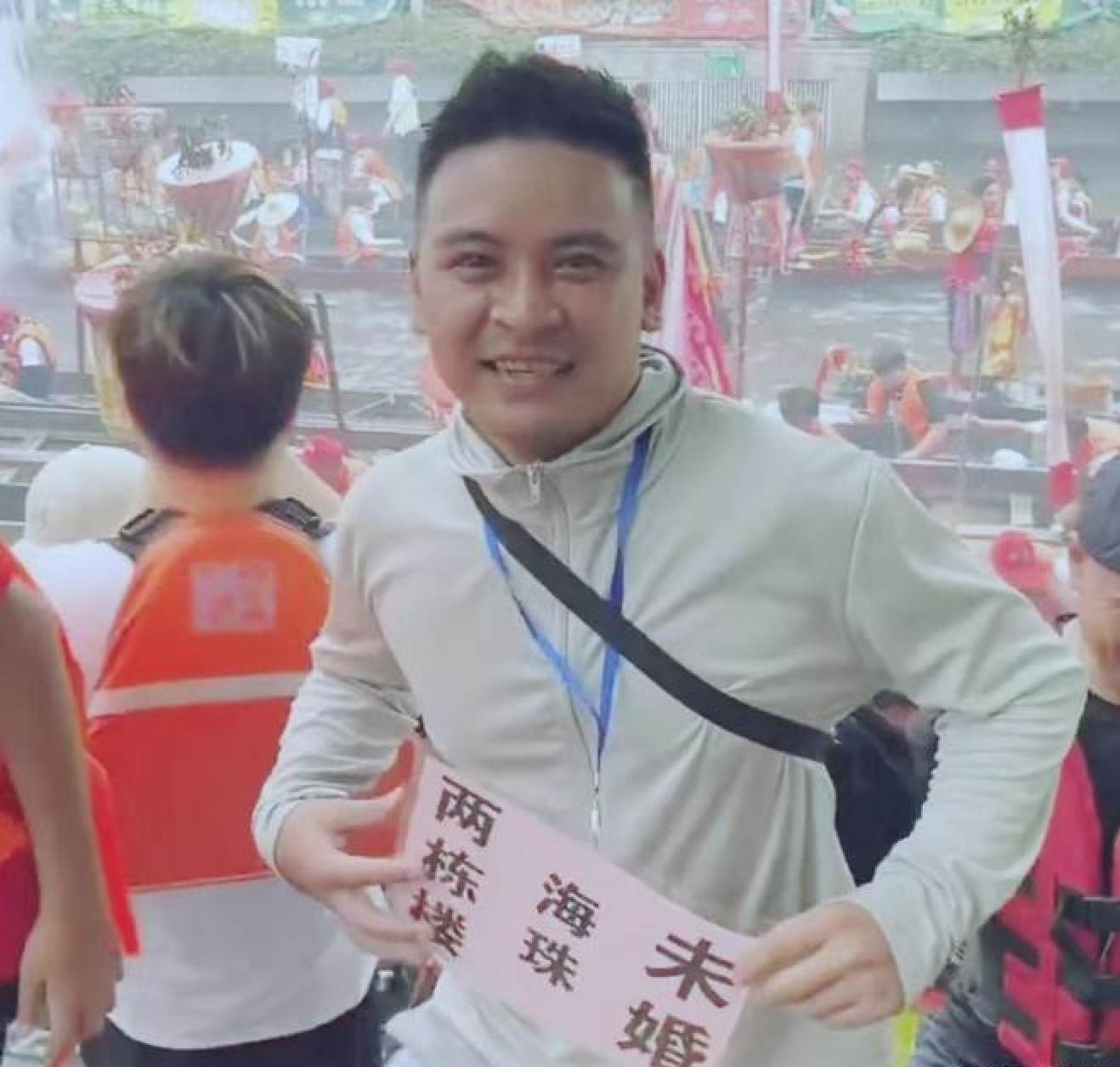 The 35-year-old man shows off his placard. He said he is looking for a partner who values family. Photo: 163.com
