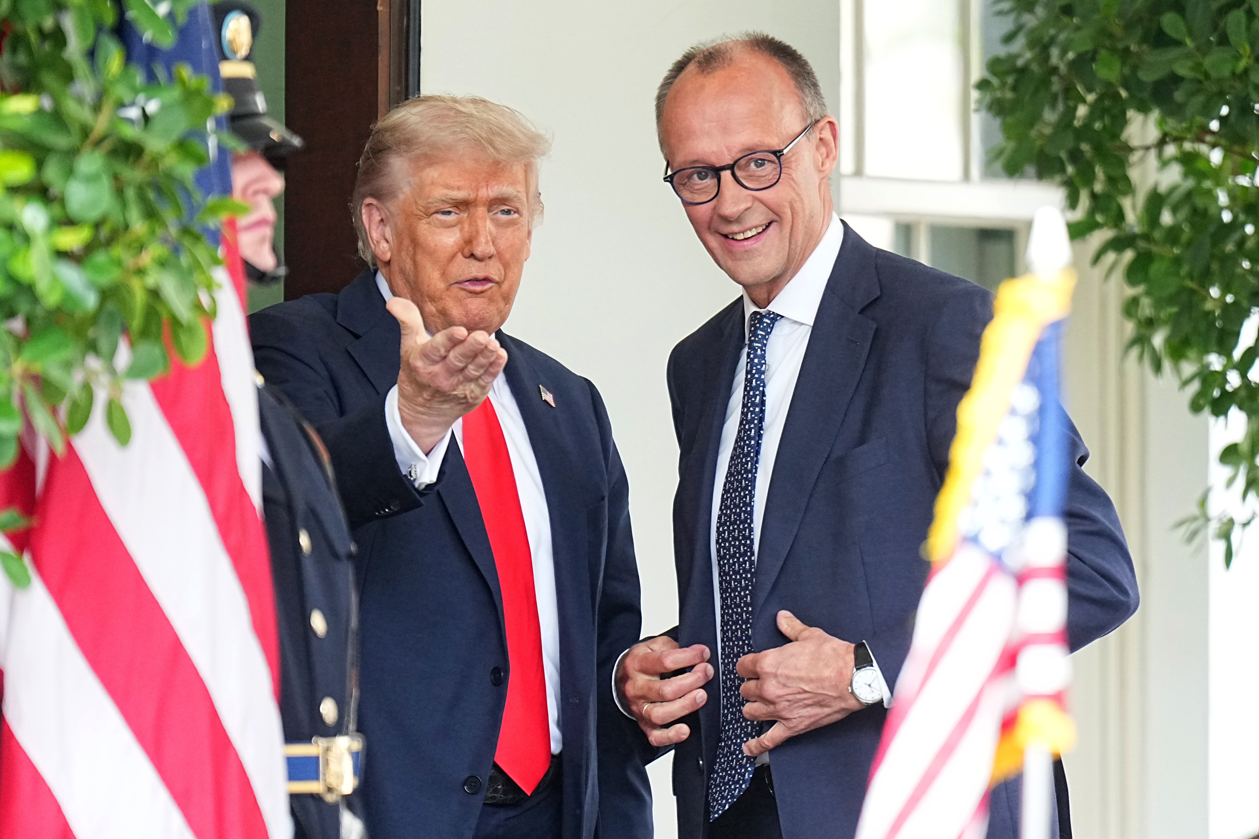 US President Donald Trump (left) receives German Chancellor Friedrich Merz in front of the White House on Thursday. Photo: dpa