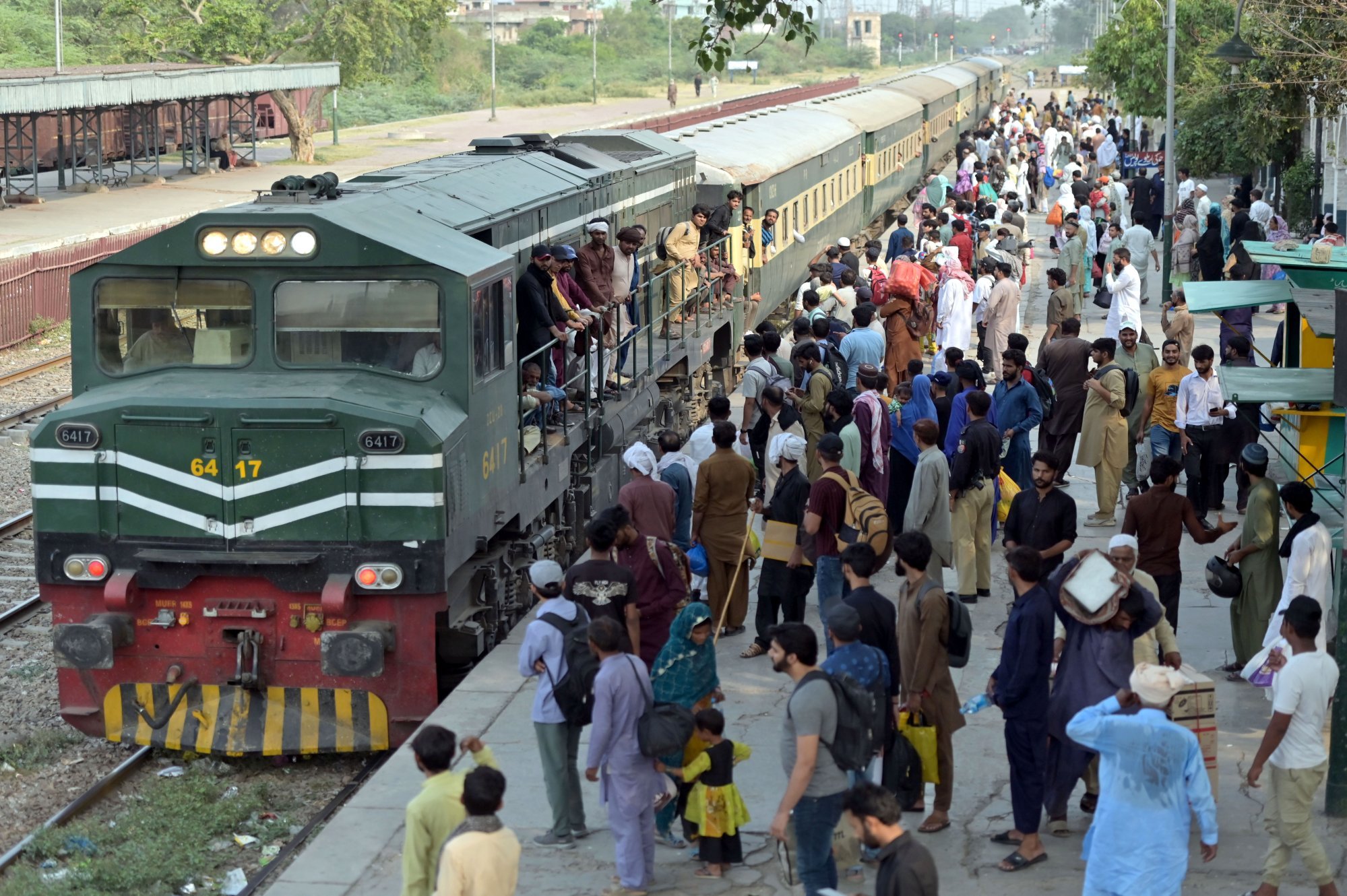 People waiting to board a train in Lahore to travel to their hometowns ahead of the Eid al-Adha holiday. Photo: EPA-EFE People waiting to board a train in Lahore to travel to their hometowns ahead of the Eid al-Adha holiday. Photo: EPA-EFE