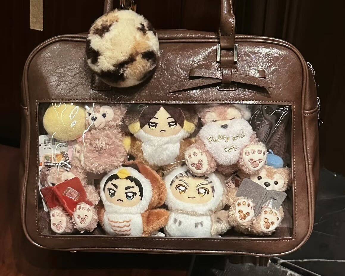 While keychains, badges and buttons remain popular choices for decorating an ita bag, there is now also an array of more elaborate items for discerning fans. Photo: RedNote/543231600