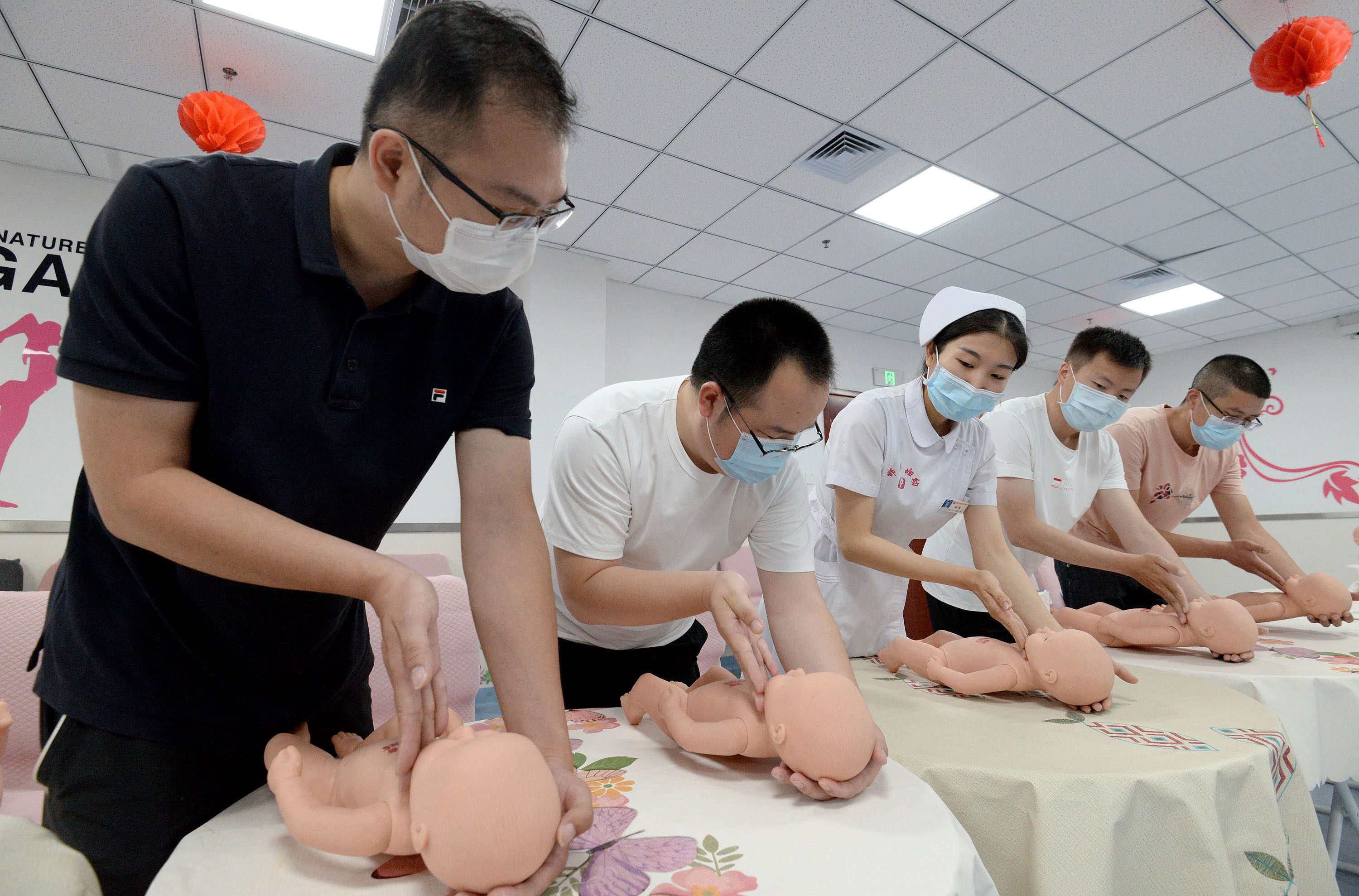 To-be fathers learn to take care of newborns at a maternal hospital in Handan in north China’s Hebei province on Sunday, June 21, 2020. Photo: Future Publishing via Getty Images