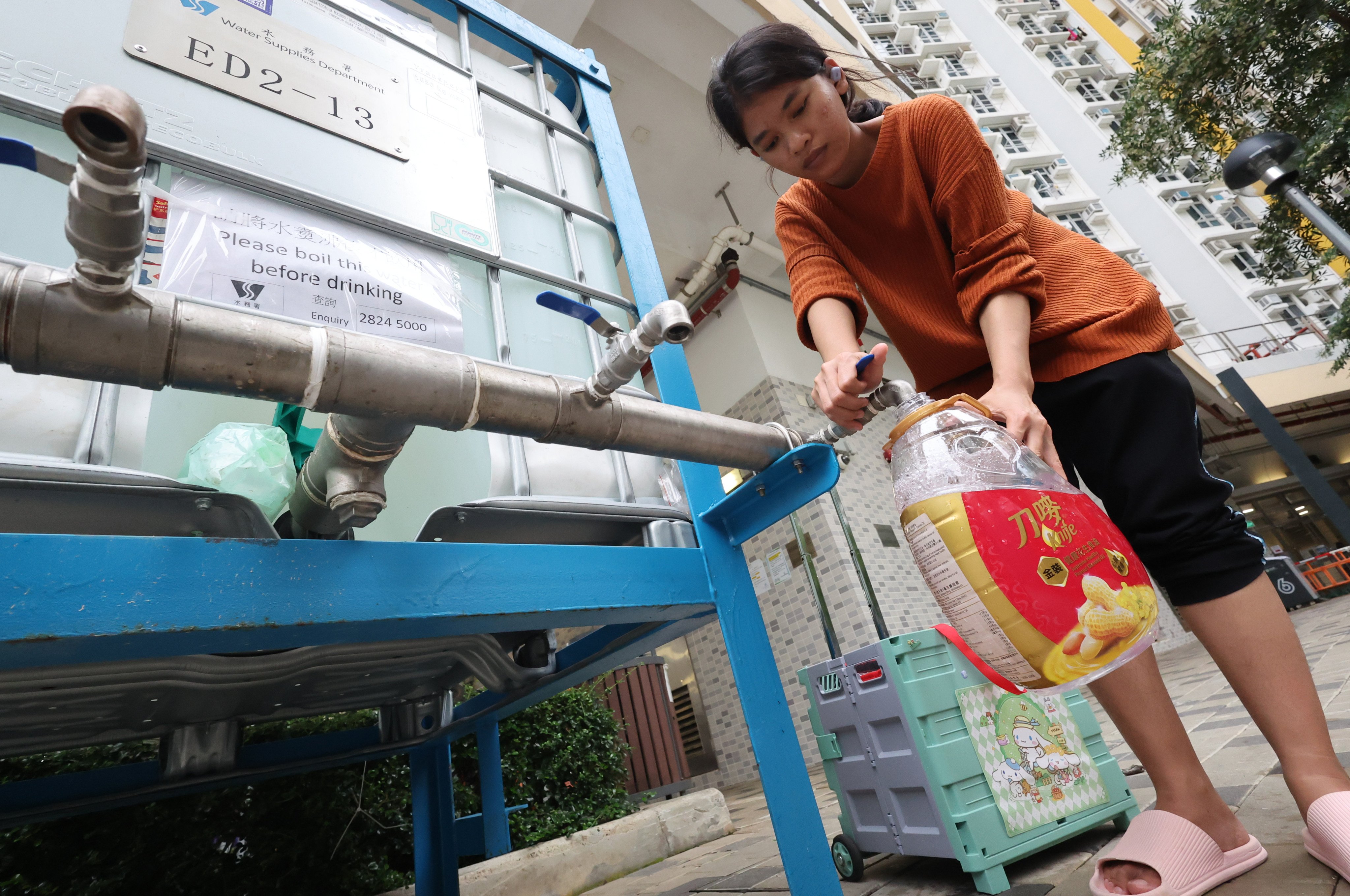 The government will set up an expert team to trace the source of the bitumen and replace affected water pipes. Photo: Dickson Lee