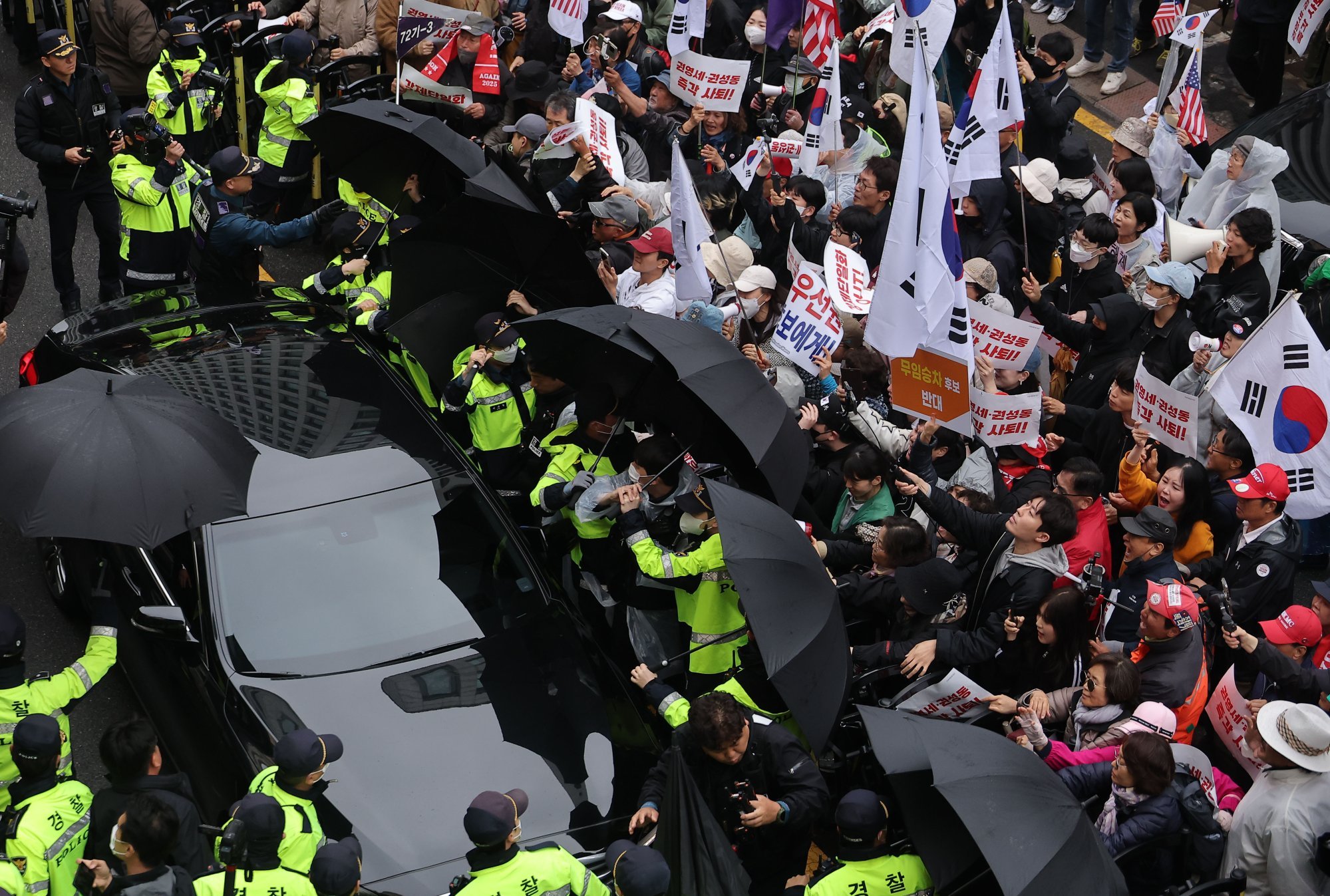 Supporters of People Power Party candidate Kim Moon-soo shout slogans during a rally in Seoul on May 10. Photo: Yonhap/EPA-EFE Supporters of People Power Party candidate Kim Moon-soo shout slogans during a rally in Seoul on May 10. Photo: Yonhap/EPA-EFE