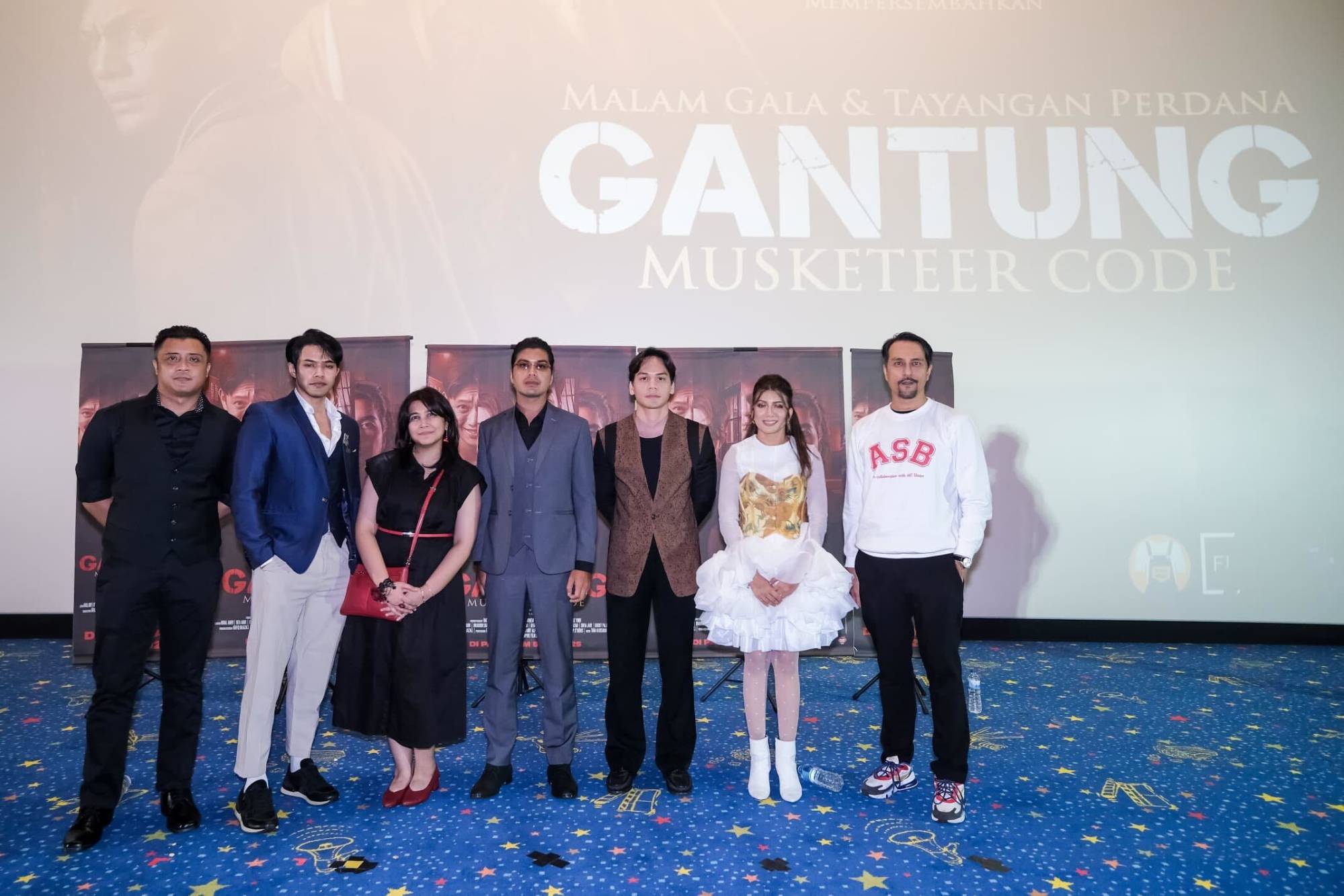 Malaysian novelist Neddo Khan (third from left) at the premiere of her self-produced adaptation of her young adult novel “Gantung” on May 31 in Kuala Lumpur. Photo: Neddo Khan Malaysian novelist Neddo Khan (third from left) at the premiere of her self-produced adaptation of her young adult novel “Gantung” on May 31 in Kuala Lumpur. Photo: Neddo Khan