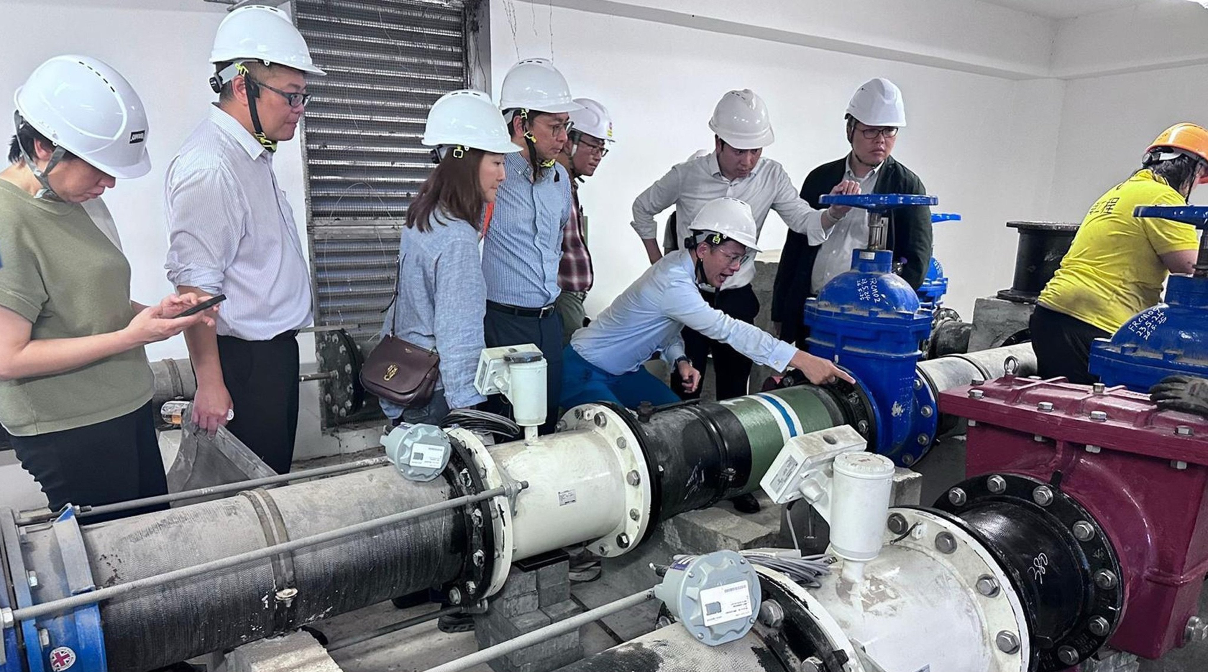 Staff from the Housing Department and Water Supplies Department visit Queens Hill Estate and Shan Lai Court. Photo: handout