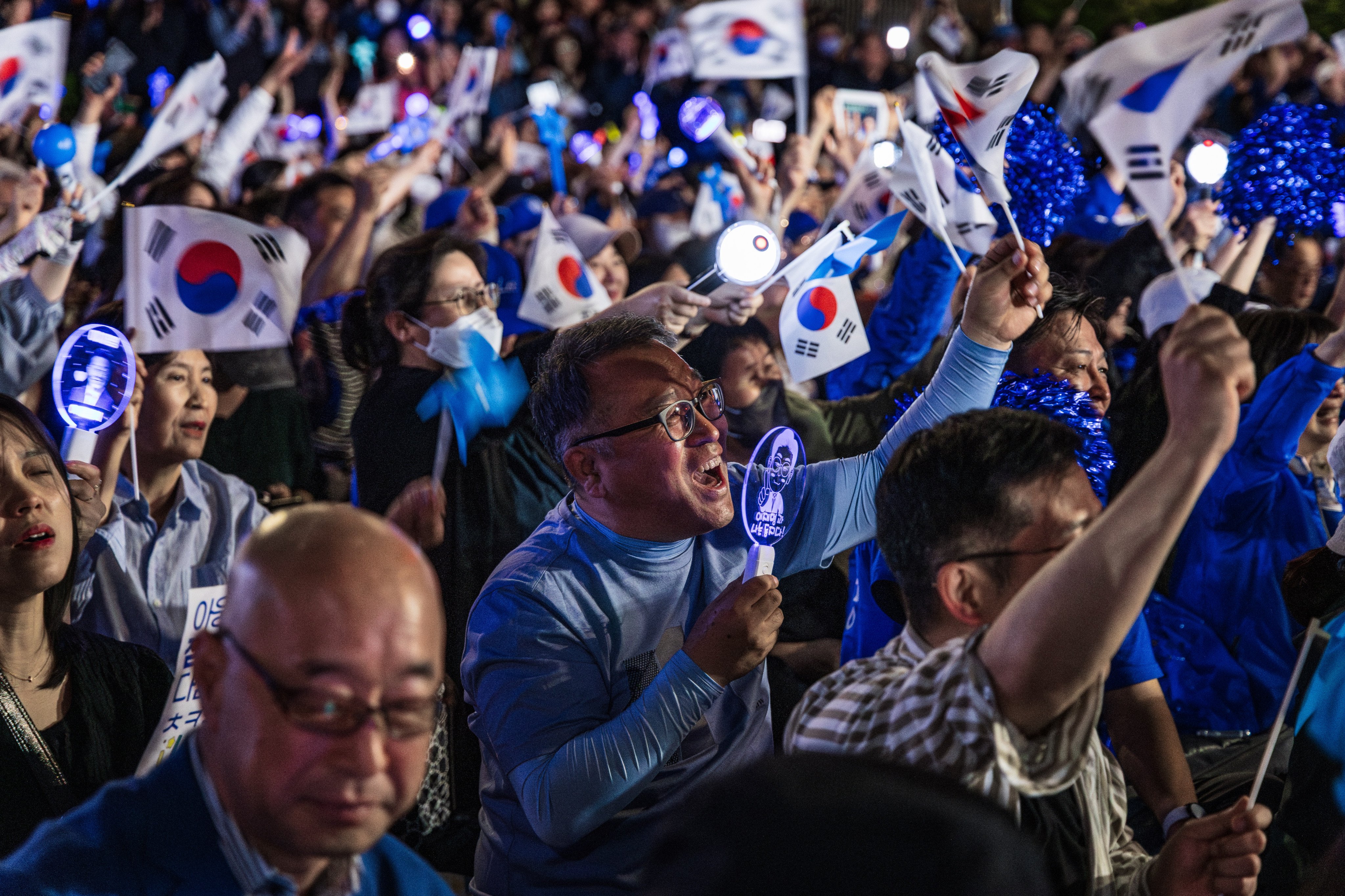 Supporters of Kim Moon-soo, the presidential candidate for South Korea’s conservative People Power Party, attend a campaign rally on Monday before the election. Photo: Kim Jung-yeop