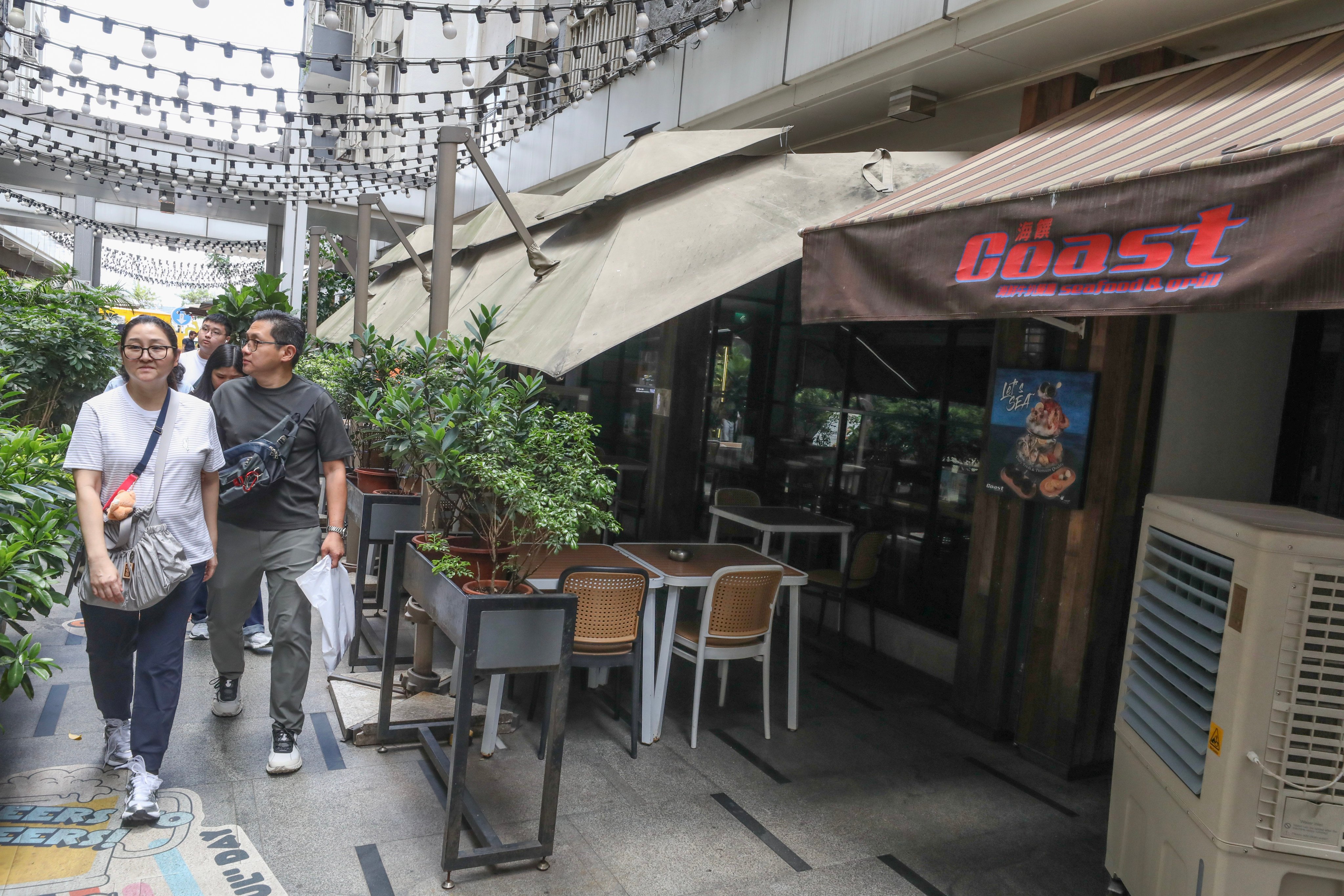 Coast Seafood and Grill in Causeway Bay is one of nine outlets to have closed. Photo: Sun Yeung