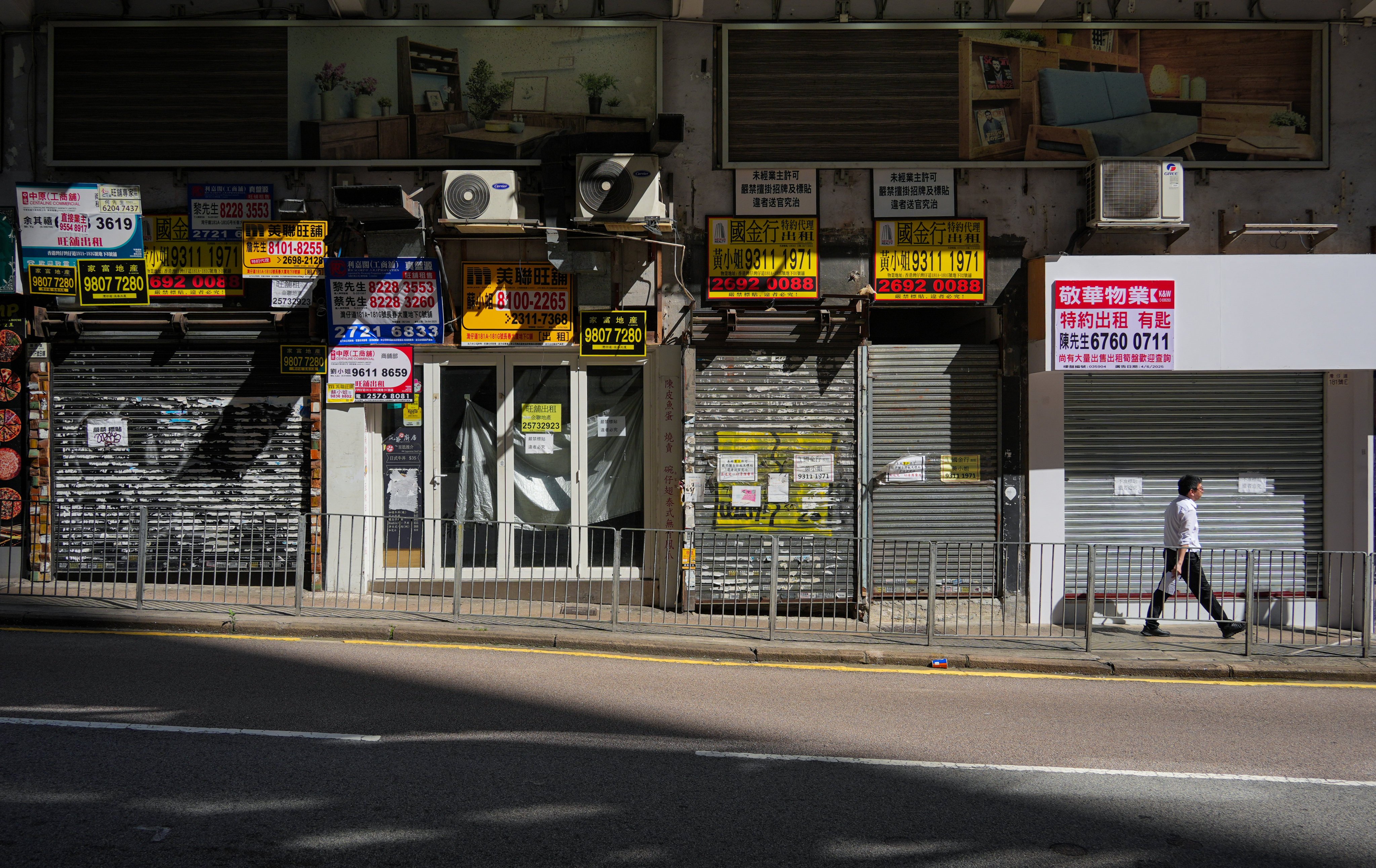 A comparison of licence numbers reveals 2,034 restaurantsclosed in the past year, while only 1,779 licences were newly issued. Photo: Eugene Lee