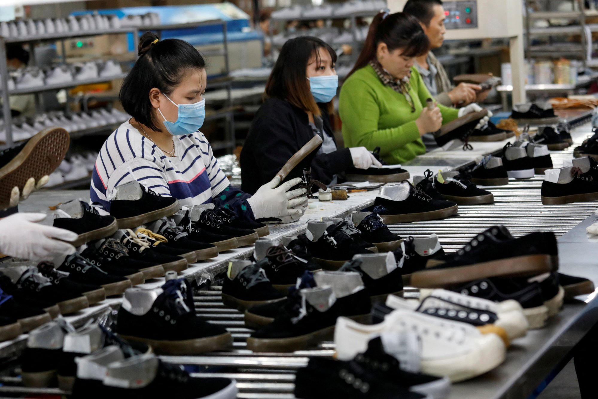 Employees assemble shoes for export at a factory in Hanoi on December 29, 2020. Photo: Reuters