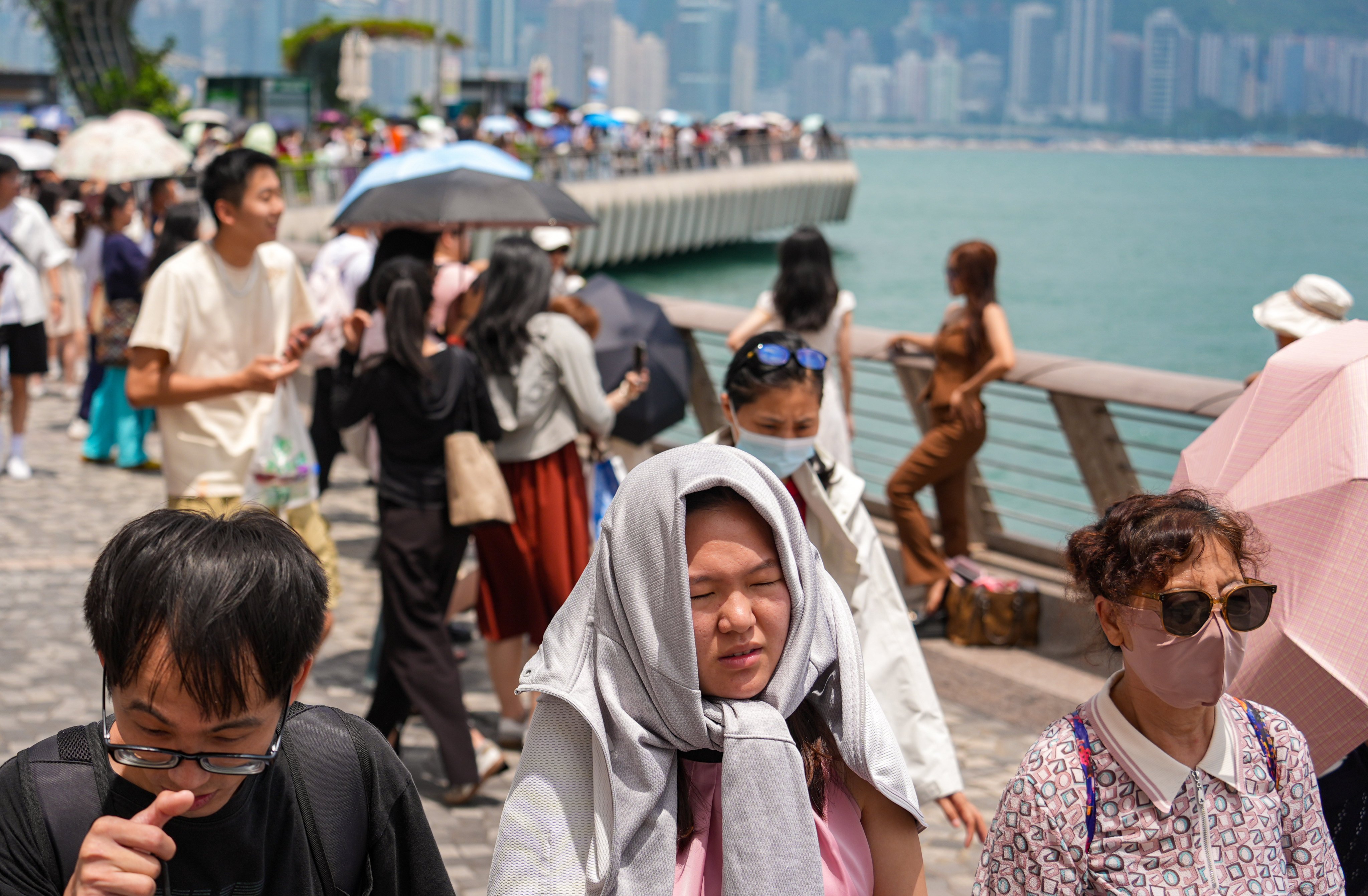 A “very hot weather” warning was issued at 6.45am on Monday. Photo: Eugene Lee