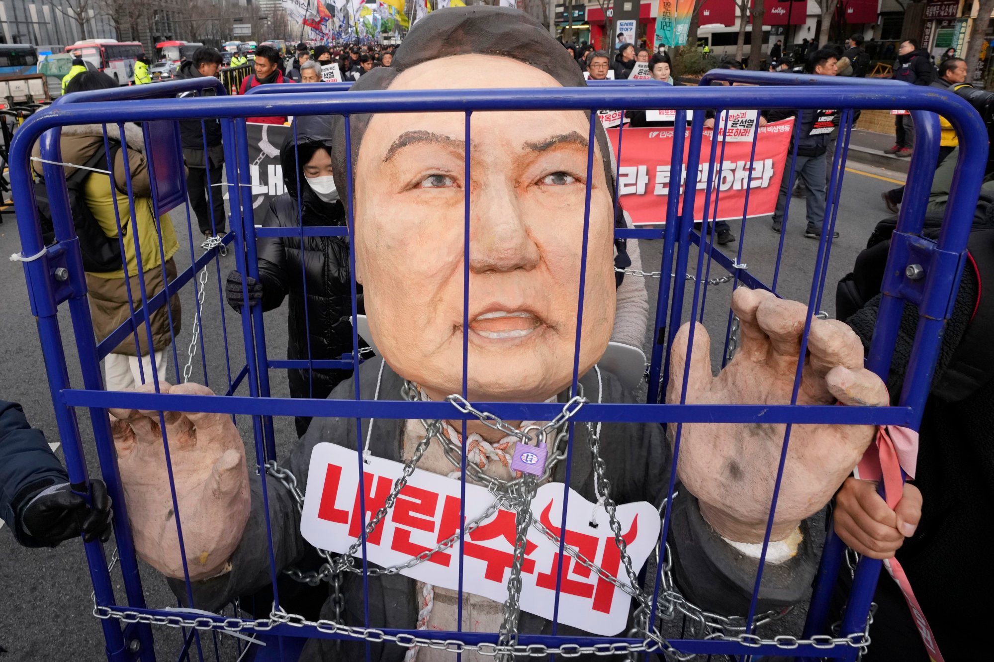 Protesters carry an effigy of former president Yoon Suk-yeol last December. Photo: AP Protesters carry an effigy of former president Yoon Suk-yeol last December. Photo: AP