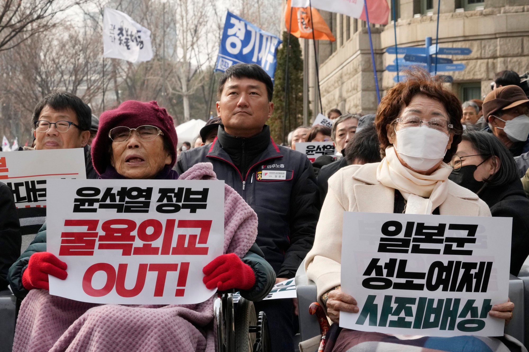 Former comfort woman Lee Yong-soo (right) and Yang Geum-deok, a victim of Japan’s wartime forced labour, attend a rally in Seoul against South Korea’s move to improve ties with Japan. Photo: AP Former comfort woman Lee Yong-soo (right) and Yang Geum-deok, a victim of Japan’s wartime forced labour, attend a rally in Seoul against South Korea’s move to improve ties with Japan. Photo: AP