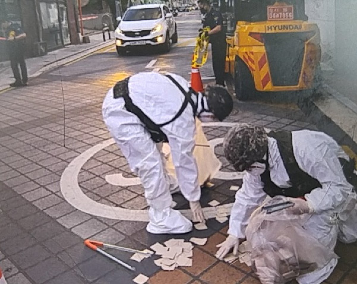 South Korean soldiers check a balloon carrying garbage, presumably sent by North Korea, in Seoul on June 25 last year. Photo: South Korea Joint Chiefs of Staff/ EPA-EFE South Korean soldiers check a balloon carrying garbage, presumably sent by North Korea, in Seoul on June 25 last year. Photo: South Korea Joint Chiefs of Staff/ EPA-EFE
