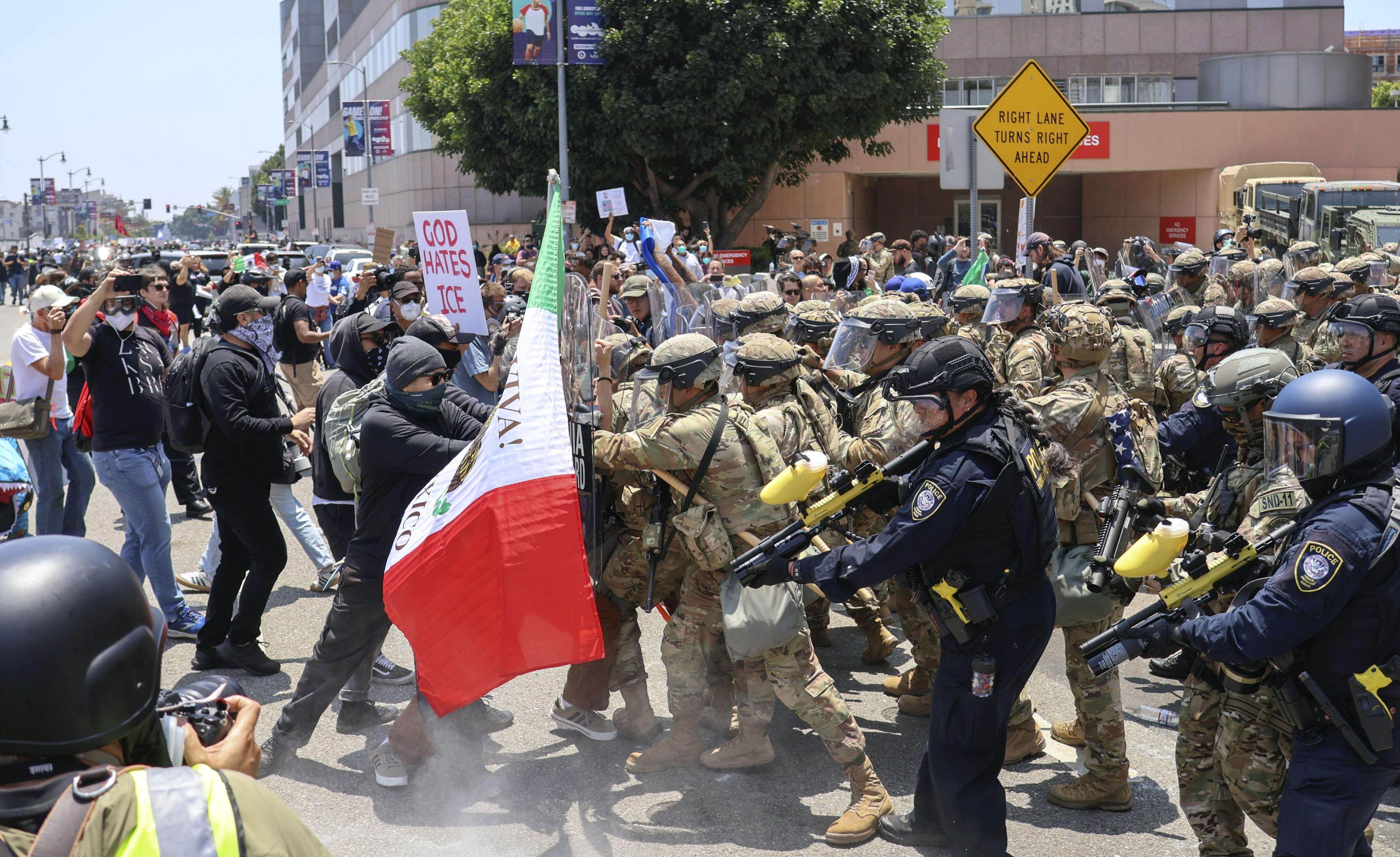 National Guard troops clash with demonstrators in Los Angeles. Photo: Kyodo
